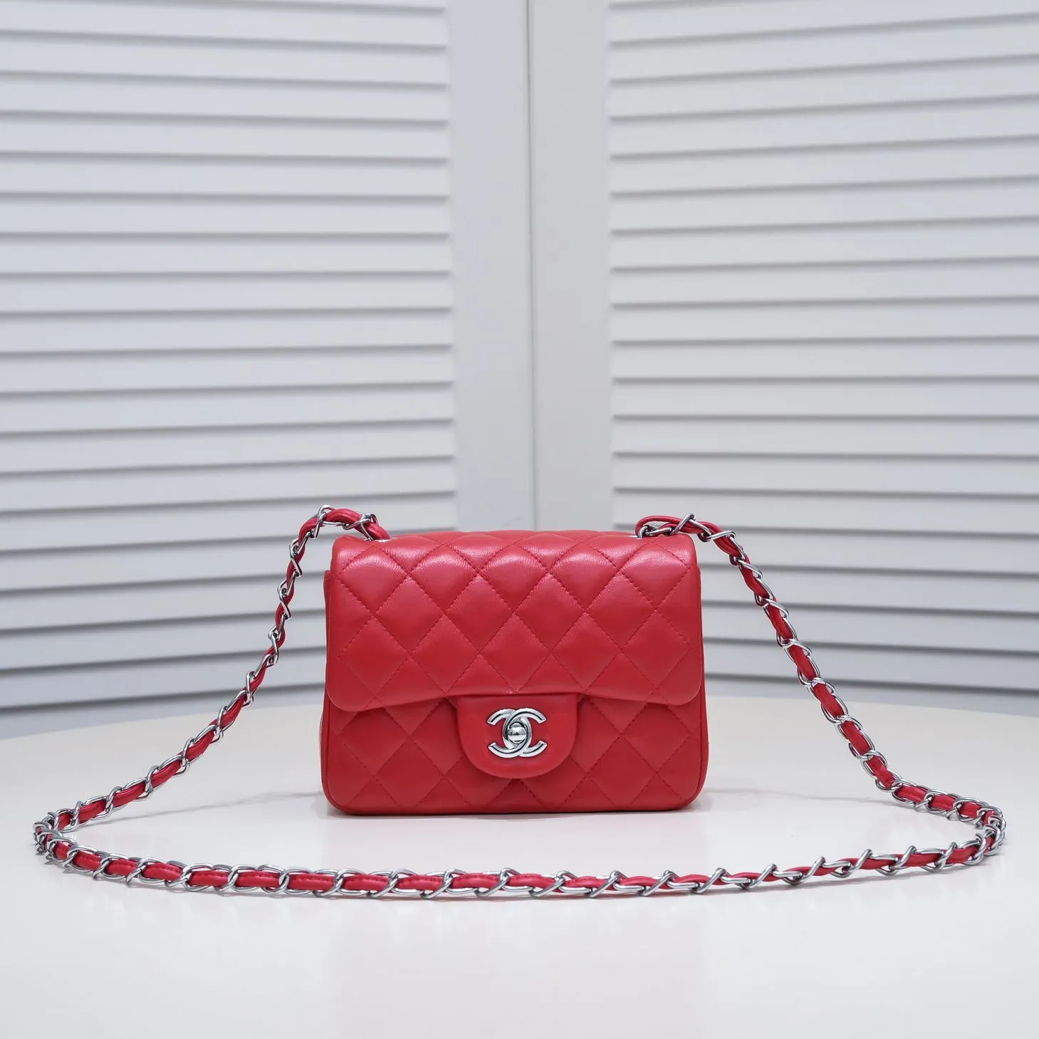 💰310￥Big red Chanel🔺🚴🏼💸Choose high-quality sheepskin🌺Original split version to create one to one 💯The hand feel is first-class, 🌲The camera-shaped inspired design fully embodies perfection! [Qiang] [Qiang] Integrates art and practicality, [Ladybug] Gorgeous and low-key plump 💯📨📨Classic is irresistible, ♒ You have to receive it to understand ✈✈🍭🍭Insist on high quality and low price🐟🐟, model number: 1115, size: 17.5*13*5 cm