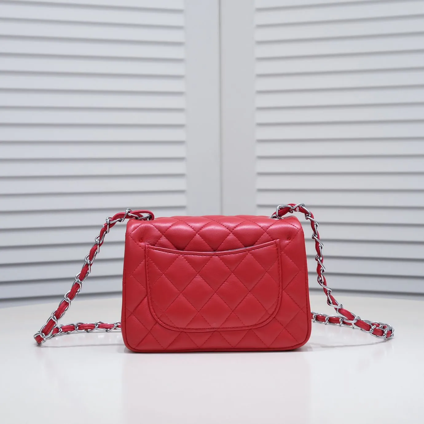 💰310￥Big red Chanel🔺🚴🏼💸Choose high-quality sheepskin🌺Original split version to create one to one 💯The hand feel is first-class, 🌲The camera-shaped inspired design fully embodies perfection! [Qiang] [Qiang] Integrates art and practicality, [Ladybug] Gorgeous and low-key plump 💯📨📨Classic is irresistible, ♒ You have to receive it to understand ✈✈🍭🍭Insist on high quality and low price🐟🐟, model number: 1115, size: 17.5*13*5 cm