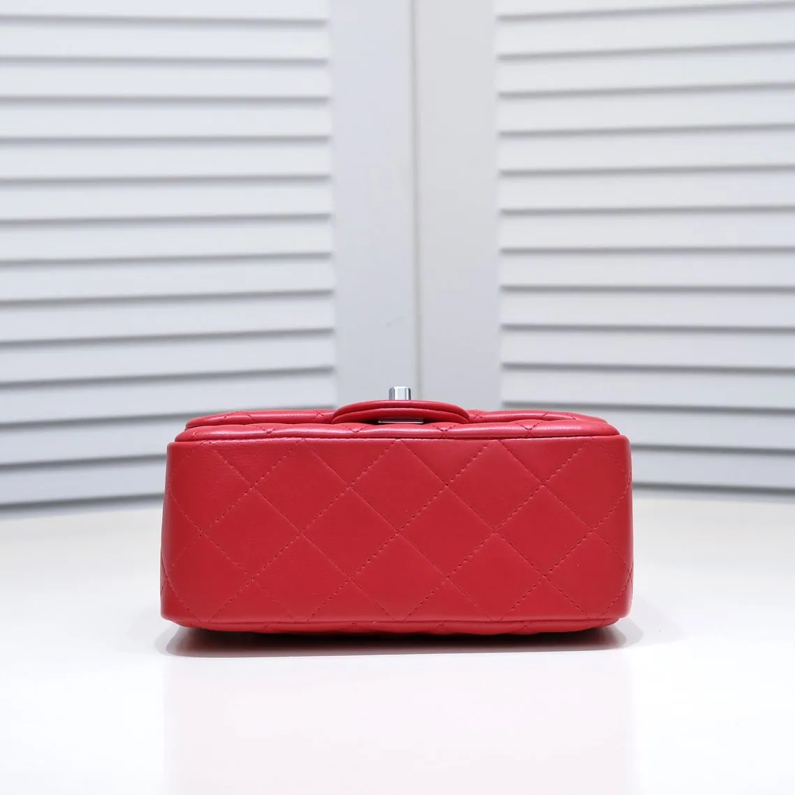 💰310￥Big red Chanel🔺🚴🏼💸Choose high-quality sheepskin🌺Original split version to create one to one 💯The hand feel is first-class, 🌲The camera-shaped inspired design fully embodies perfection! [Qiang] [Qiang] Integrates art and practicality, [Ladybug] Gorgeous and low-key plump 💯📨📨Classic is irresistible, ♒ You have to receive it to understand ✈✈🍭🍭Insist on high quality and low price🐟🐟, model number: 1115, size: 17.5*13*5 cm