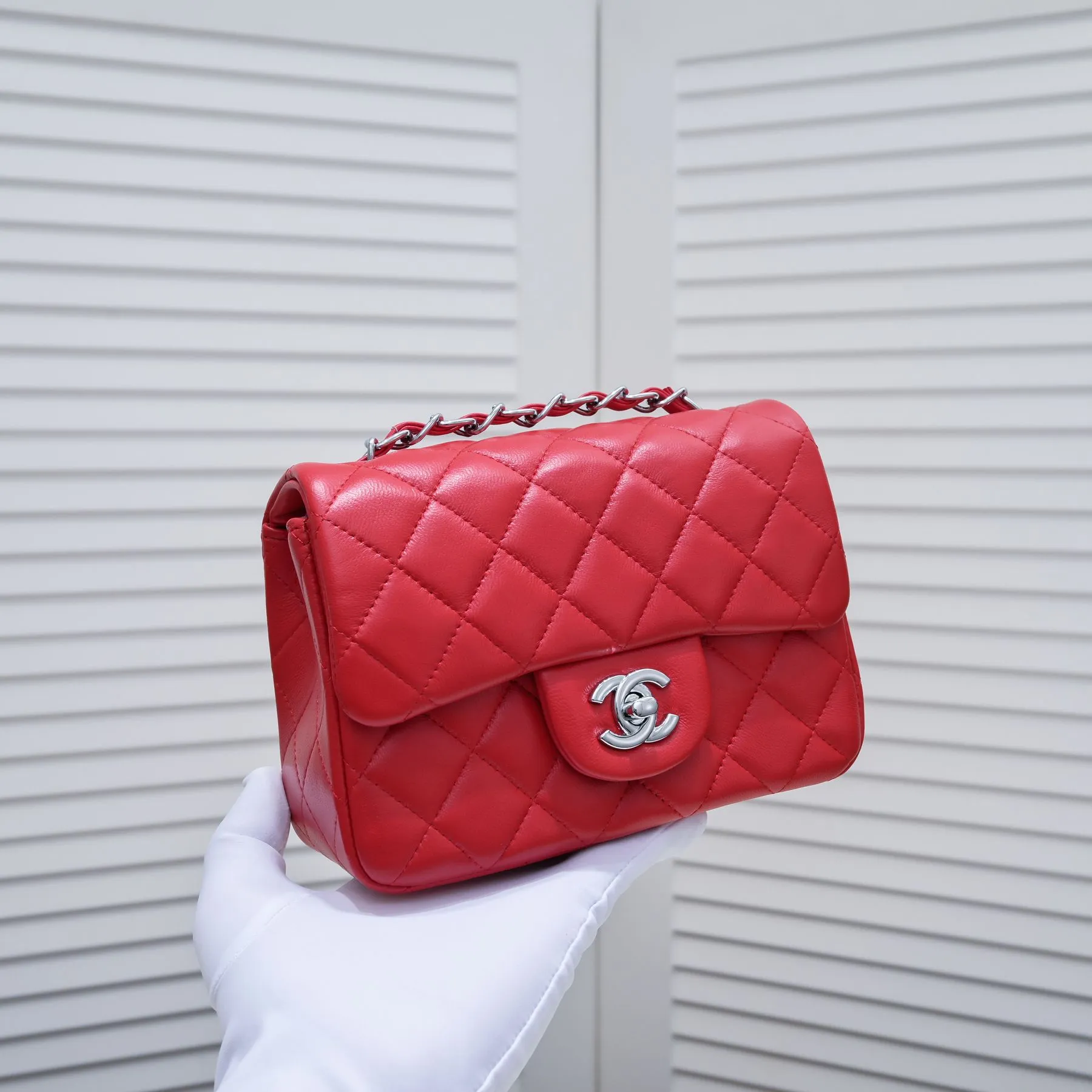 💰310￥Big red Chanel🔺🚴🏼💸Choose high-quality sheepskin🌺Original split version to create one to one 💯The hand feel is first-class, 🌲The camera-shaped inspired design fully embodies perfection! [Qiang] [Qiang] Integrates art and practicality, [Ladybug] Gorgeous and low-key plump 💯📨📨Classic is irresistible, ♒ You have to receive it to understand ✈✈🍭🍭Insist on high quality and low price🐟🐟, model number: 1115, size: 17.5*13*5 cm