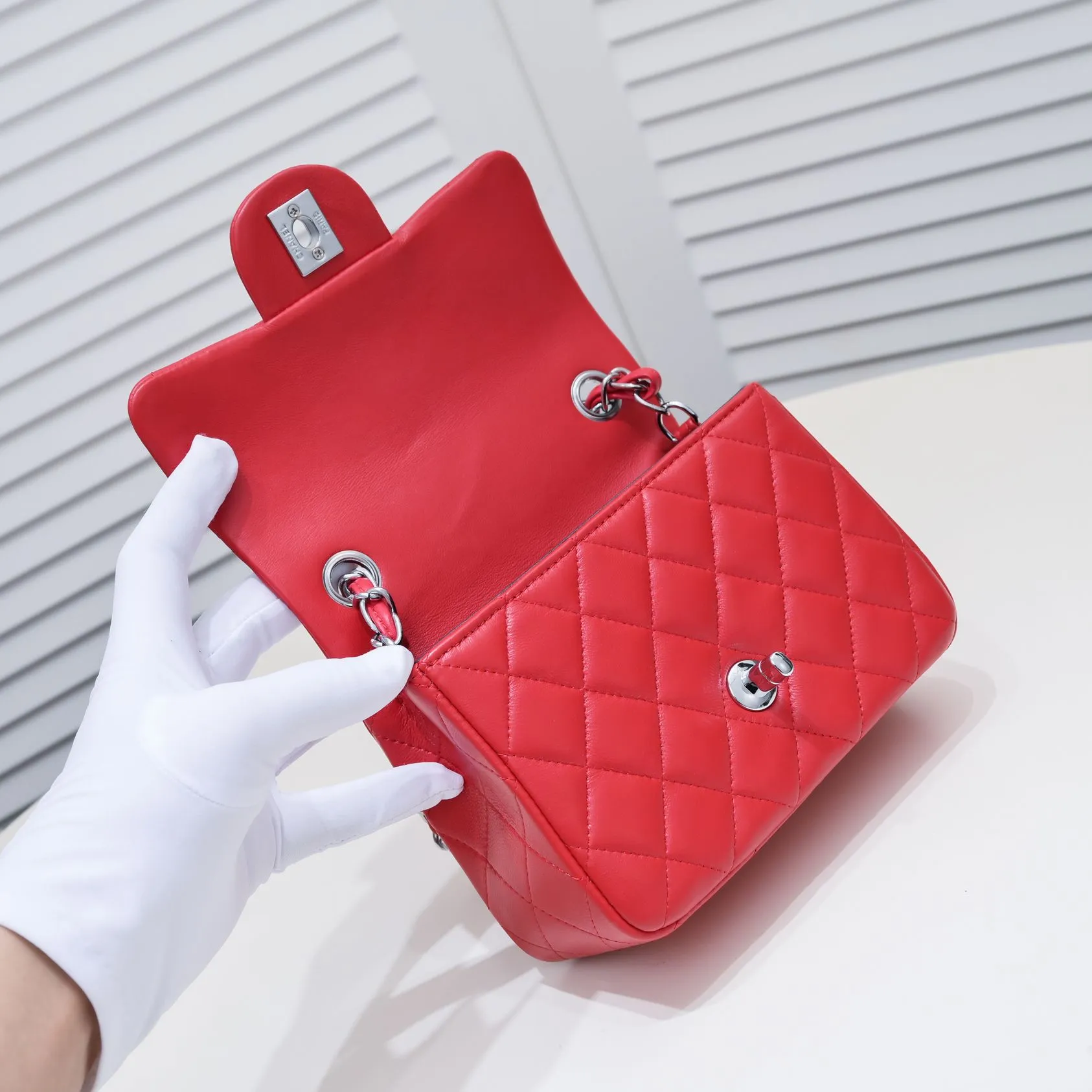 💰310￥Big red Chanel🔺🚴🏼💸Choose high-quality sheepskin🌺Original split version to create one to one 💯The hand feel is first-class, 🌲The camera-shaped inspired design fully embodies perfection! [Qiang] [Qiang] Integrates art and practicality, [Ladybug] Gorgeous and low-key plump 💯📨📨Classic is irresistible, ♒ You have to receive it to understand ✈✈🍭🍭Insist on high quality and low price🐟🐟, model number: 1115, size: 17.5*13*5 cm