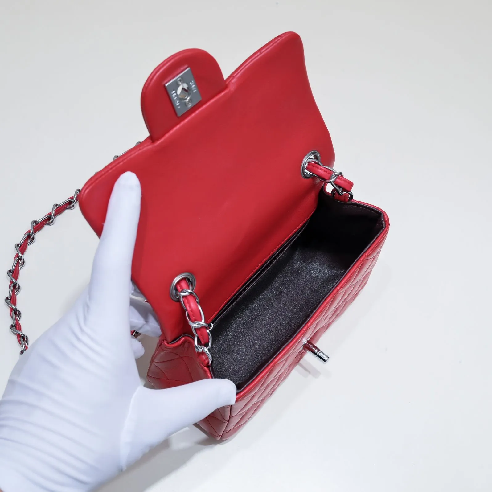 💰310￥Big red Chanel🔺🚴🏼💸Choose high-quality sheepskin🌺Original split version to create one to one 💯The hand feel is first-class, 🌲The camera-shaped inspired design fully embodies perfection! [Qiang] [Qiang] Integrates art and practicality, [Ladybug] Gorgeous and low-key plump 💯📨📨Classic is irresistible, ♒ You have to receive it to understand ✈✈🍭🍭Insist on high quality and low price🐟🐟, model number: 1115, size: 17.5*13*5 cm
