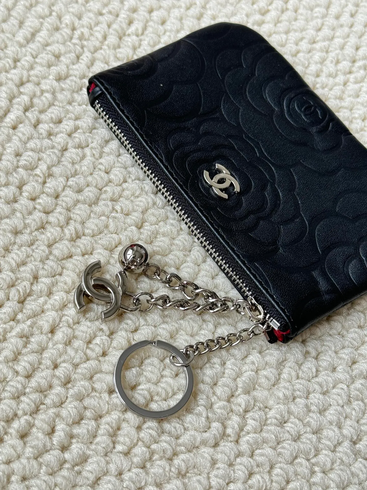 💰130 chanel camellia pendant coin purse💦 Style number: A50168 Classic small carry-on bag, one of the most practical bags in the era of mobile payment, cards, change, key and lipstick in one package, cute, practical and connotative, nice card holder, key bag, coin purse, lipstick bag Reference size: 9.5×15×0.5cm