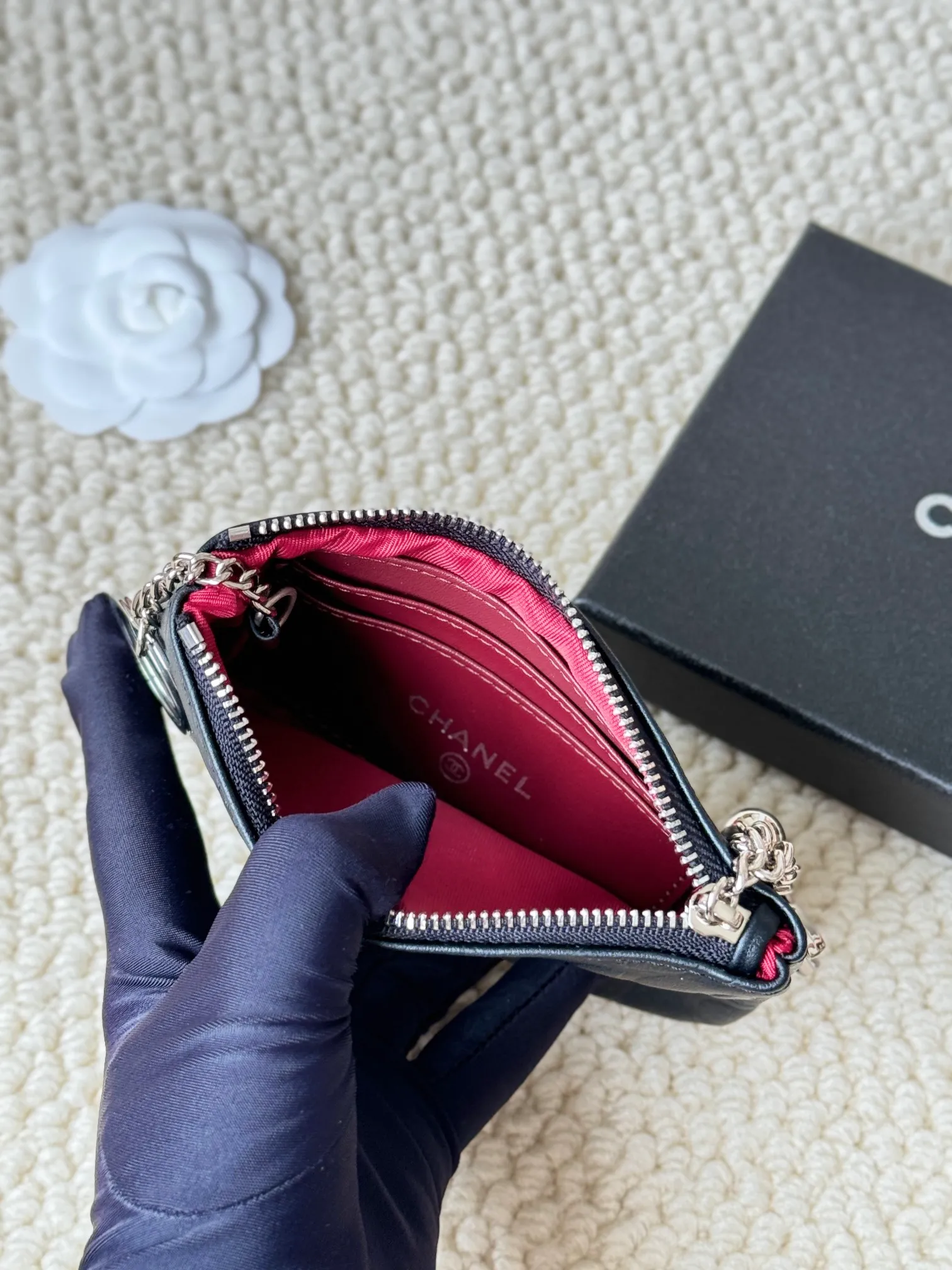 💰130 chanel camellia pendant coin purse💦 Style number: A50168 Classic small carry-on bag, one of the most practical bags in the era of mobile payment, cards, change, key and lipstick in one package, cute, practical and connotative, nice card holder, key bag, coin purse, lipstick bag Reference size: 9.5×15×0.5cm