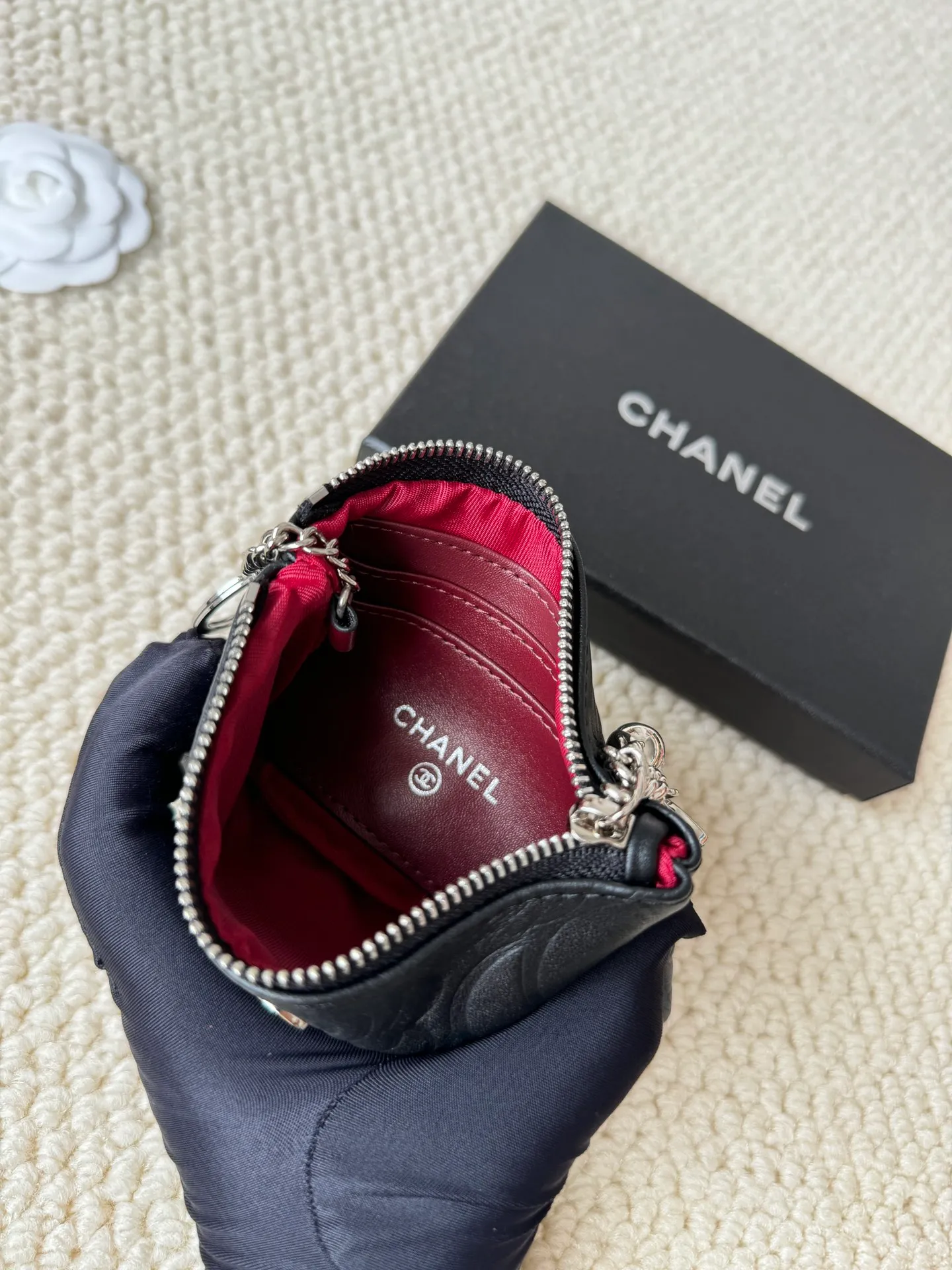 💰130 chanel camellia pendant coin purse💦 Style number: A50168 Classic small carry-on bag, one of the most practical bags in the era of mobile payment, cards, change, key and lipstick in one package, cute, practical and connotative, nice card holder, key bag, coin purse, lipstick bag Reference size: 9.5×15×0.5cm