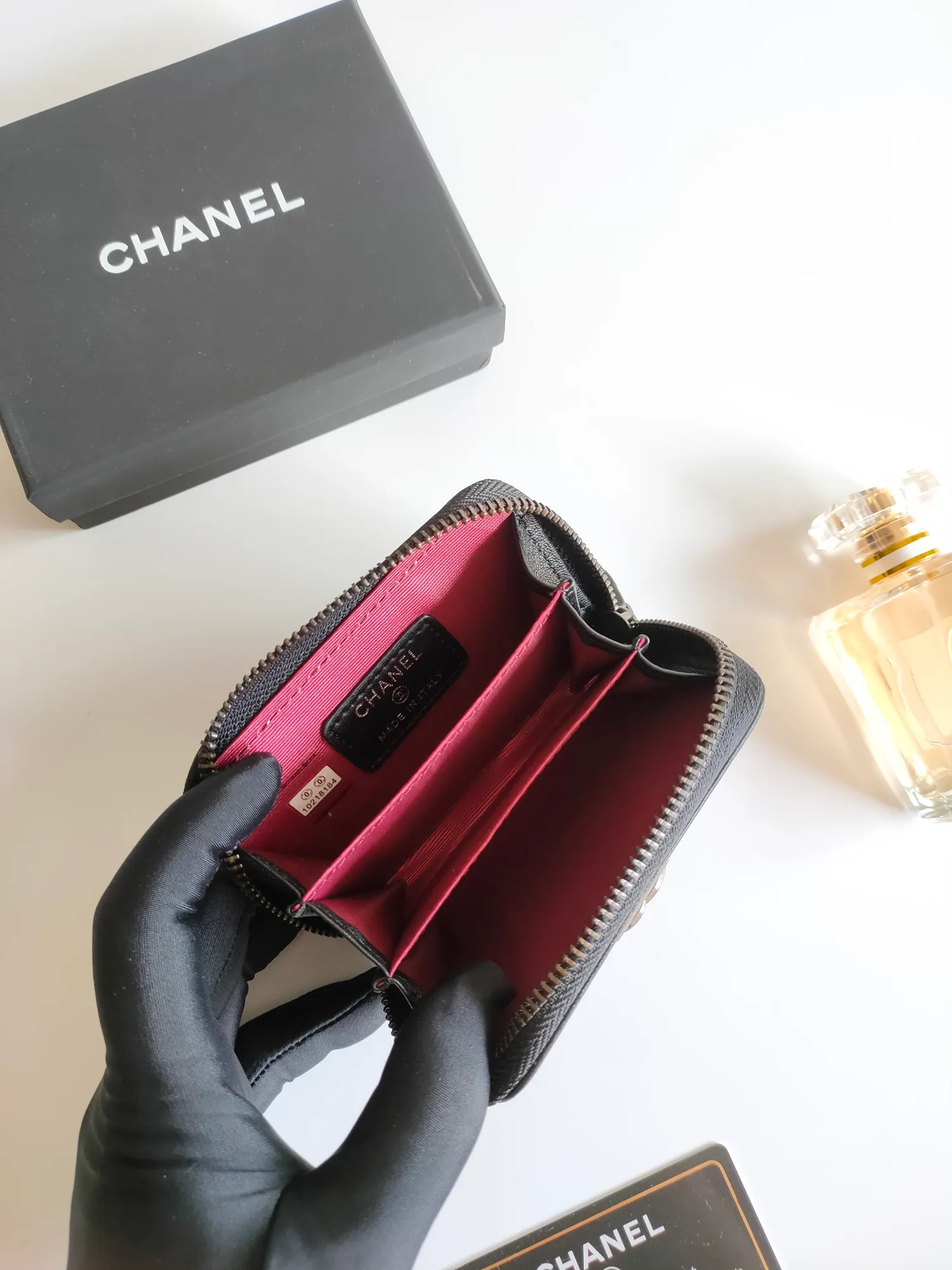 ￥120 Chanel card holder❤Coin purse️❤️Full leather inside and outside. Counter style. Impeccable workmanship details. Adhere to high quality. Style number: A84433 Size: 11.5x8cm