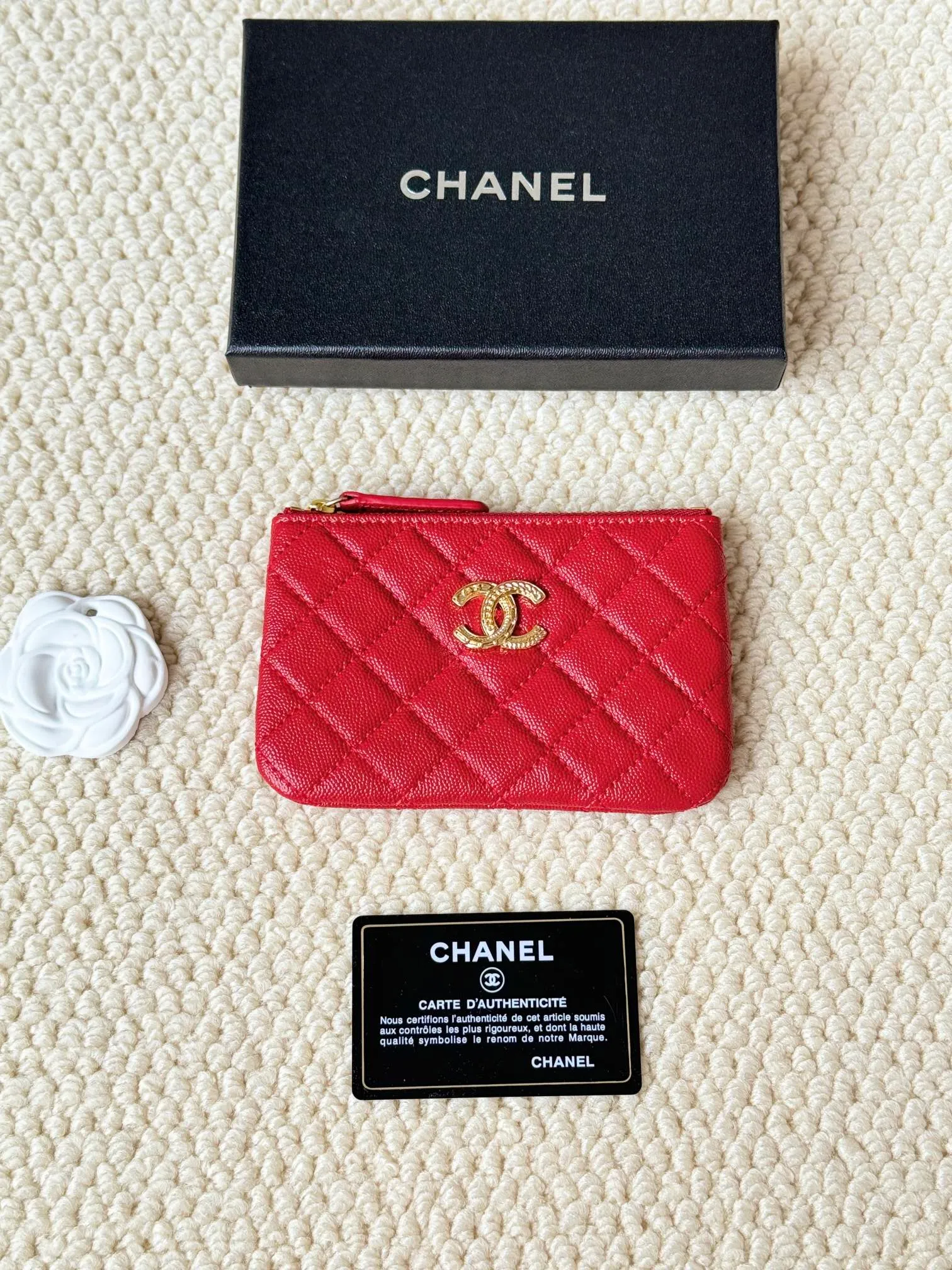 💰130 CHANEL 22k embossed lgo large double C hardware, fresh design, exquisite replica flavor, very beautiful, official website 2023 latest 🆕Card holder. Caviar medium ball grain cowhide is anti-scratch, super glossy. It is troublesome to carry a bag that is too big in summer. It is suitable for putting in a mini bag, and it is convenient to put in your pocket😍 The bag has a zipper, super practical, you can also put cards, change, coins, keys inside! Style number: 82365 Size: 15*8.5 Color: ball pattern gold,