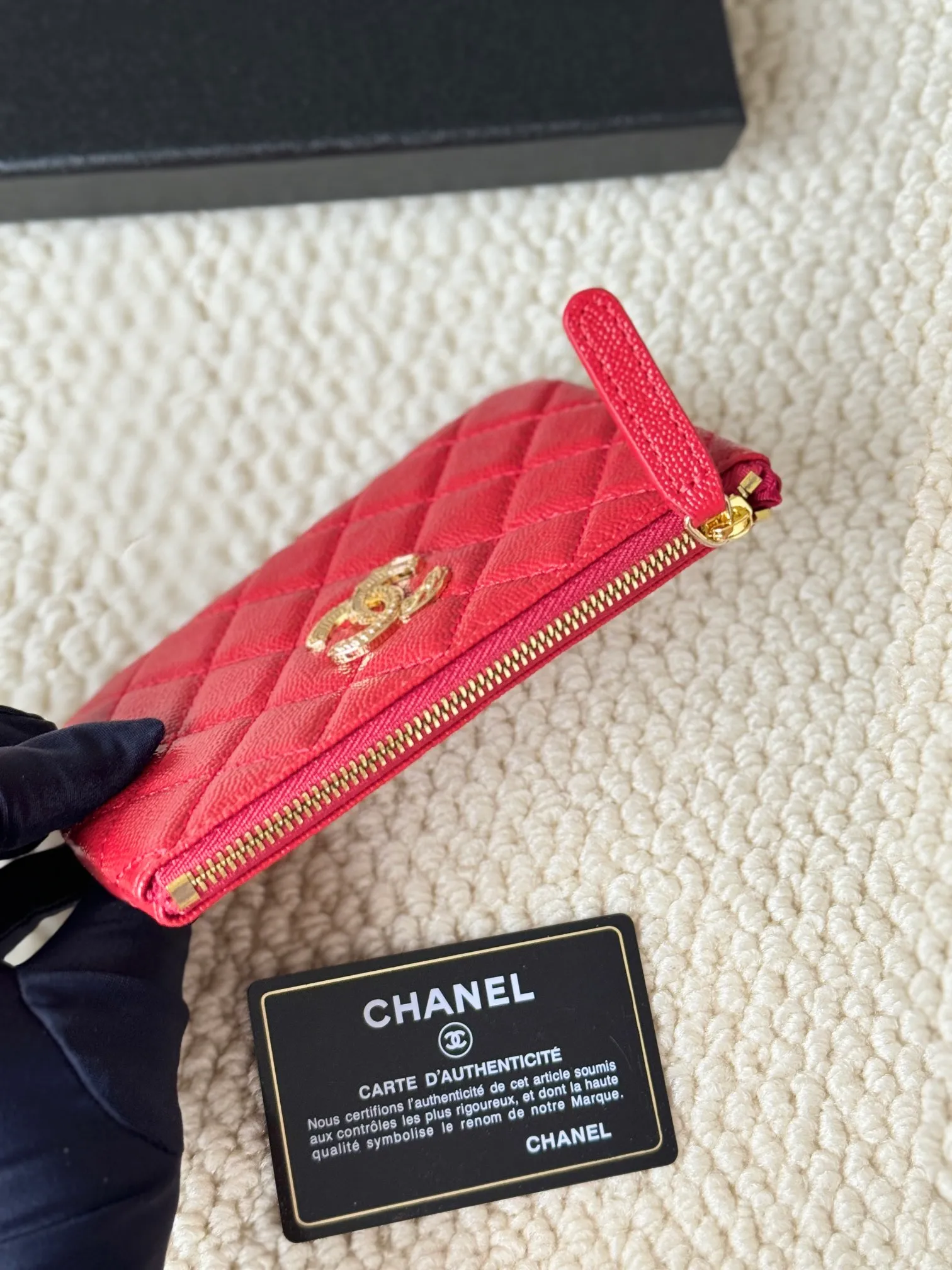 💰130 CHANEL 22k embossed lgo large double C hardware, fresh design, exquisite replica flavor, very beautiful, official website 2023 latest 🆕Card holder. Caviar medium ball grain cowhide is anti-scratch, super glossy. It is troublesome to carry a bag that is too big in summer. It is suitable for putting in a mini bag, and it is convenient to put in your pocket😍 The bag has a zipper, super practical, you can also put cards, change, coins, keys inside! Style number: 82365 Size: 15*8.5 Color: ball pattern gold,