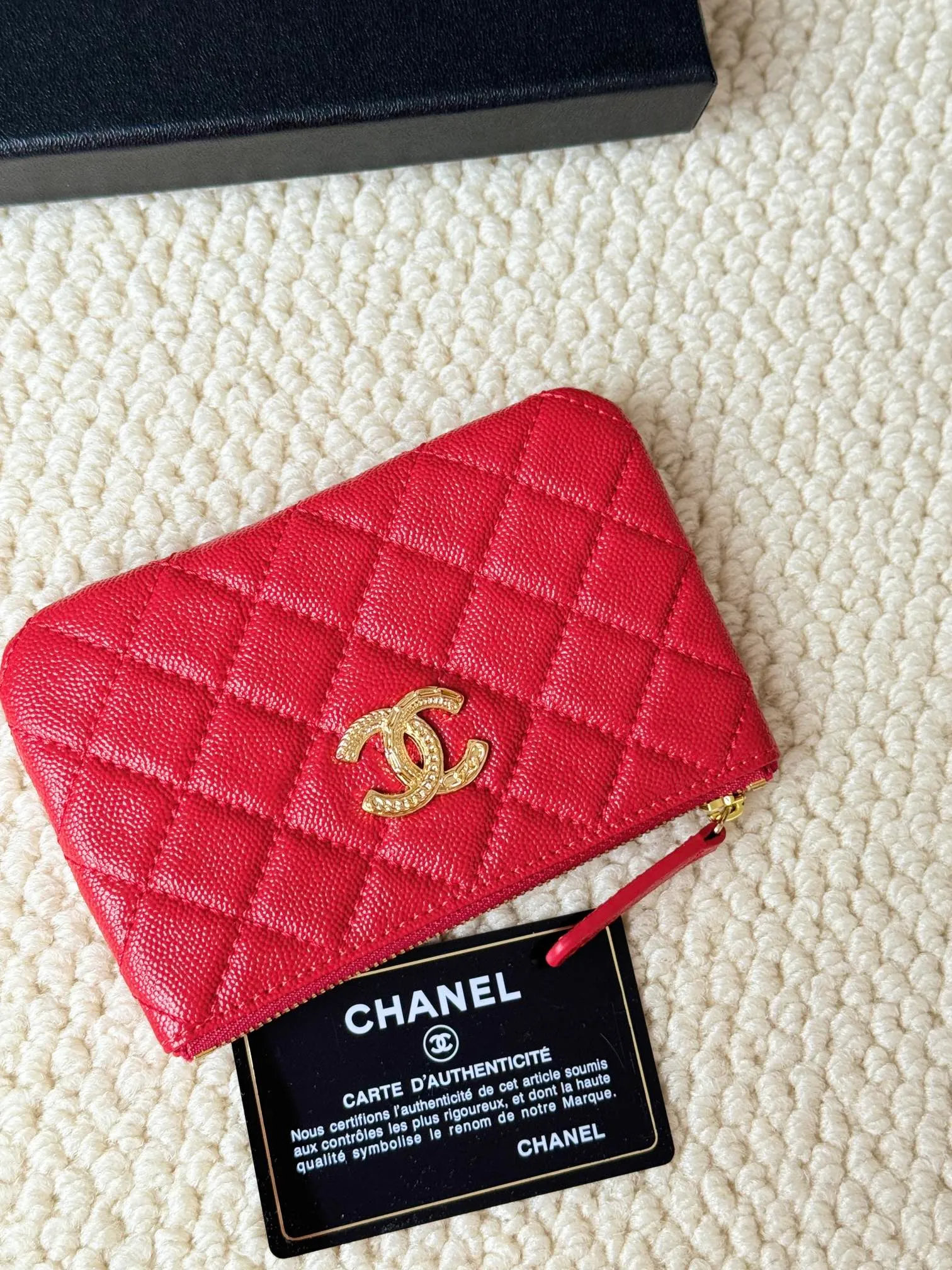 💰130 CHANEL 22k embossed lgo large double C hardware, fresh design, exquisite replica flavor, very beautiful, official website 2023 latest 🆕Card holder. Caviar medium ball grain cowhide is anti-scratch, super glossy. It is troublesome to carry a bag that is too big in summer. It is suitable for putting in a mini bag, and it is convenient to put in your pocket😍 The bag has a zipper, super practical, you can also put cards, change, coins, keys inside! Style number: 82365 Size: 15*8.5 Color: ball pattern gold,