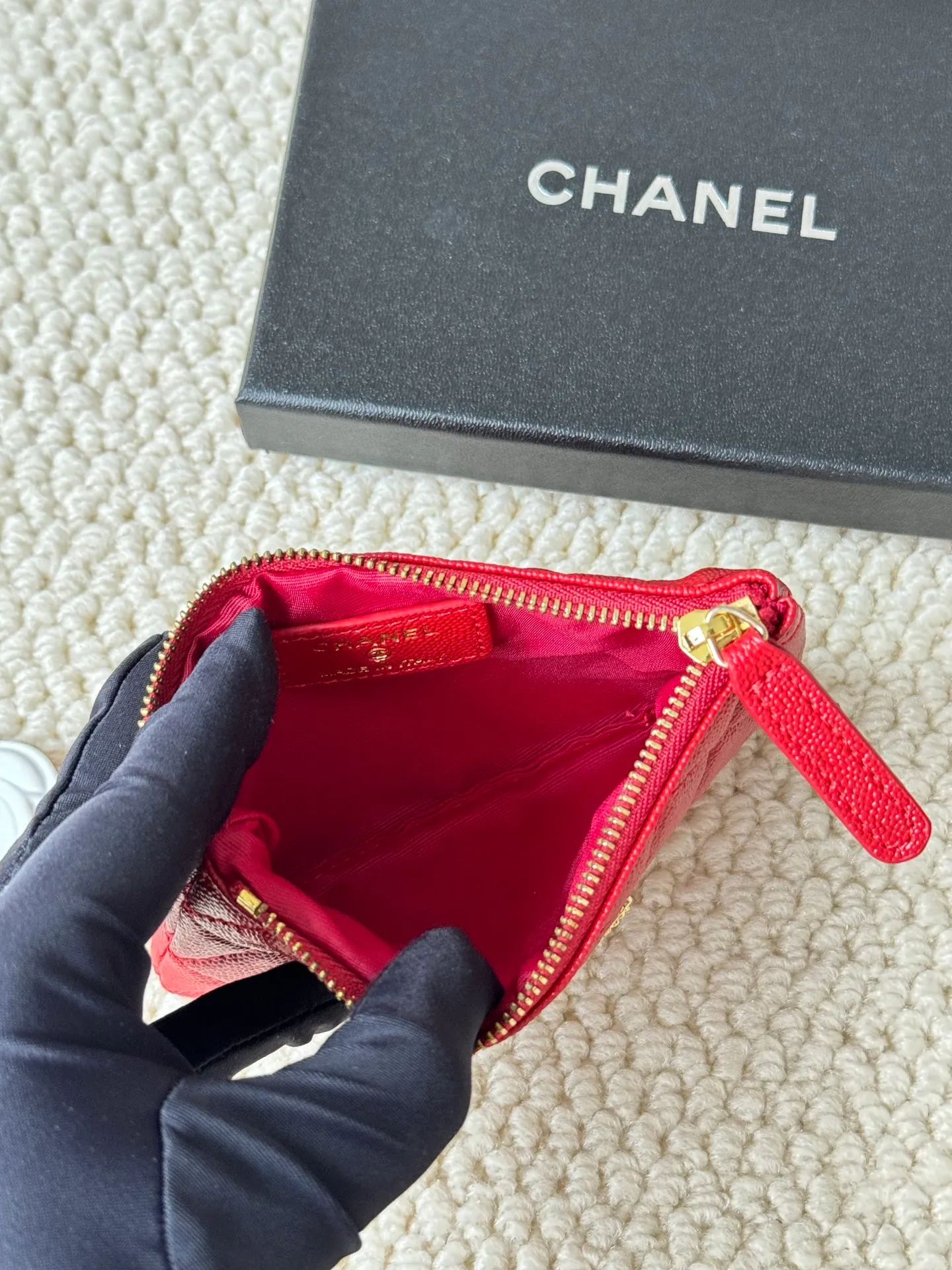 💰130 CHANEL 22k embossed lgo large double C hardware, fresh design, exquisite replica flavor, very beautiful, official website 2023 latest 🆕Card holder. Caviar medium ball grain cowhide is anti-scratch, super glossy. It is troublesome to carry a bag that is too big in summer. It is suitable for putting in a mini bag, and it is convenient to put in your pocket😍 The bag has a zipper, super practical, you can also put cards, change, coins, keys inside! Style number: 82365 Size: 15*8.5 Color: ball pattern gold,