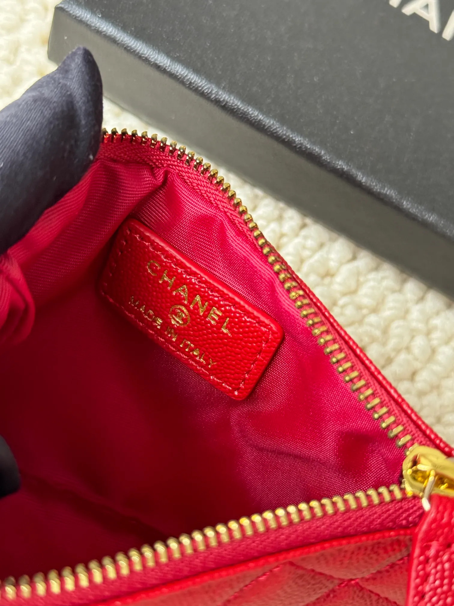 💰130 CHANEL 22k embossed lgo large double C hardware, fresh design, exquisite replica flavor, very beautiful, official website 2023 latest 🆕Card holder. Caviar medium ball grain cowhide is anti-scratch, super glossy. It is troublesome to carry a bag that is too big in summer. It is suitable for putting in a mini bag, and it is convenient to put in your pocket😍 The bag has a zipper, super practical, you can also put cards, change, coins, keys inside! Style number: 82365 Size: 15*8.5 Color: ball pattern gold,