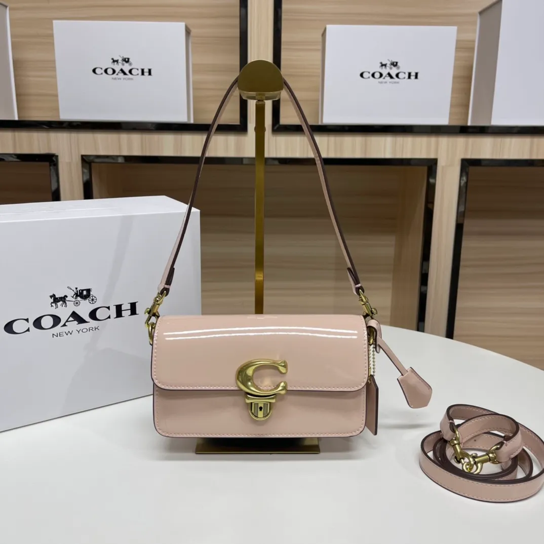 Top original order p480💰Coach/Coach new NEw new baguette bag Studio 20 patent leather! [Rose] model cE761 new baguette bag patent leather mirror bag, Studio20 girl bright eye I like it so much ~ the red and black are very stylish This patent leather has a good texture and the gloss is not ordinary Size 20/10/6.5 [Fireworks] [Fireworks]