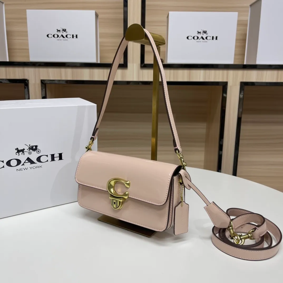 Top original order p480💰Coach/Coach new NEw new baguette bag Studio 20 patent leather! [Rose] model cE761 new baguette bag patent leather mirror bag, Studio20 girl bright eye I like it so much ~ the red and black are very stylish This patent leather has a good texture and the gloss is not ordinary Size 20/10/6.5 [Fireworks] [Fireworks]