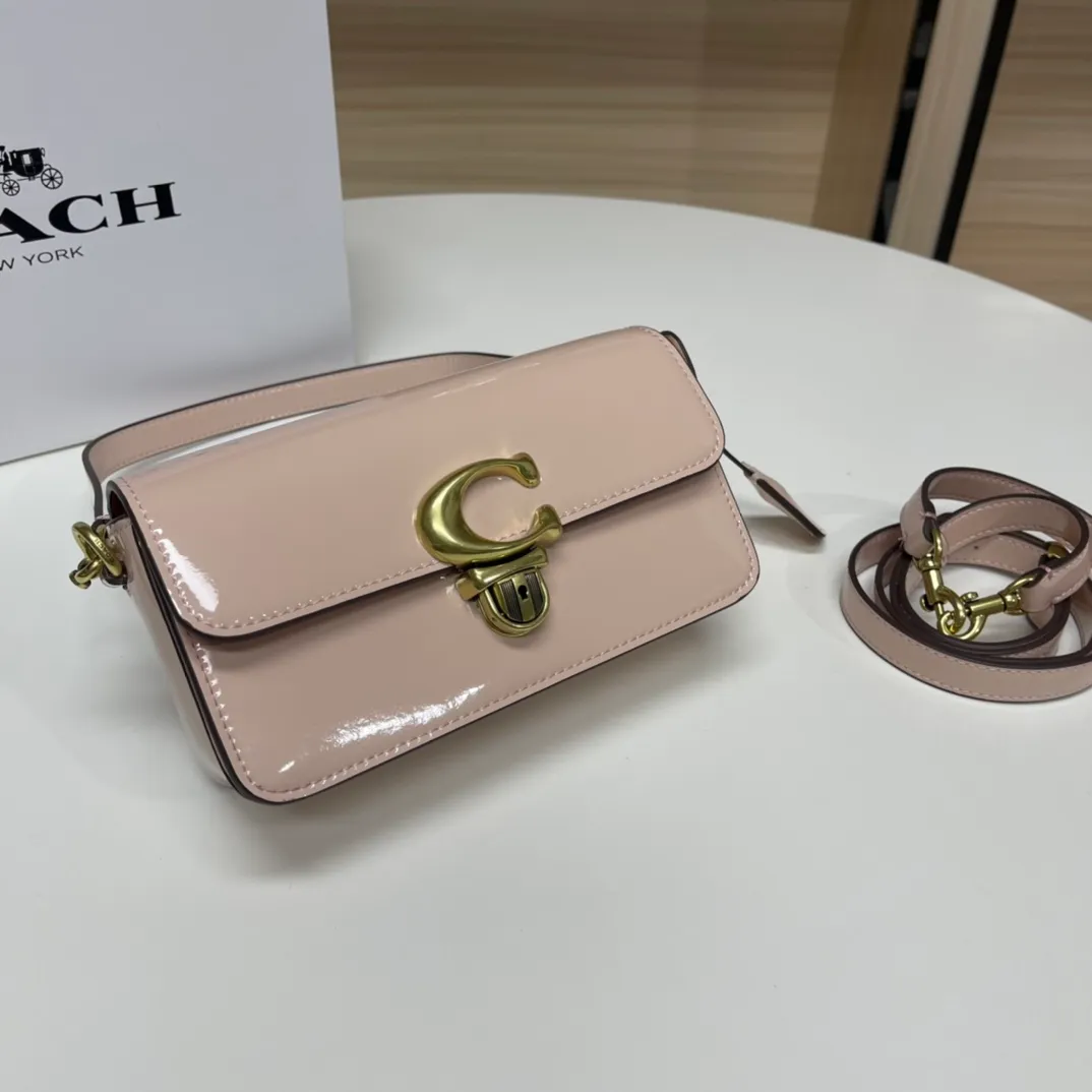 Top original order p480💰Coach/Coach new NEw new baguette bag Studio 20 patent leather! [Rose] model cE761 new baguette bag patent leather mirror bag, Studio20 girl bright eye I like it so much ~ the red and black are very stylish This patent leather has a good texture and the gloss is not ordinary Size 20/10/6.5 [Fireworks] [Fireworks]