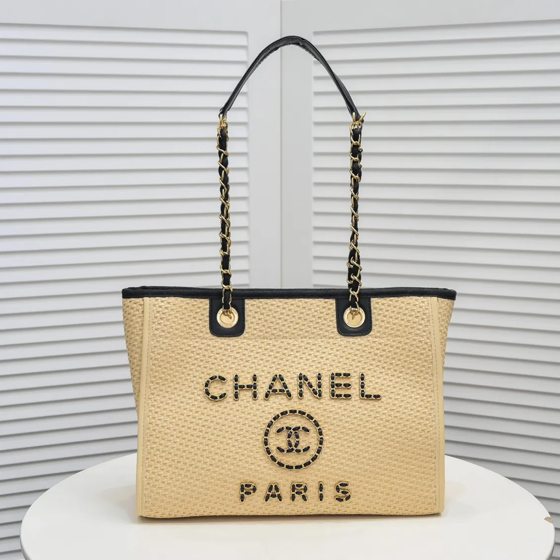 💰420￥Chanel｜21 new straw beach bag🏖️ Straw shopping bag! 2021Ss spring and summer straw beach bag, integrated with fur, continues the 19th year element logo beach shopping bag, it is simply a great combination of the century, showing that the classic elements of Xiaoxiang style are not outdated! ! Straw woven shopping bag 🏖️The only thought I have when I see it is that I can’t wait to take it to the beach for vacation⛱️ The style can be either salty or sweet, easy to find, not too beautiful, full of summer flavor, perfect score for fashion‼ ️ Size: 33*28*18cm Style number: 67001 letters