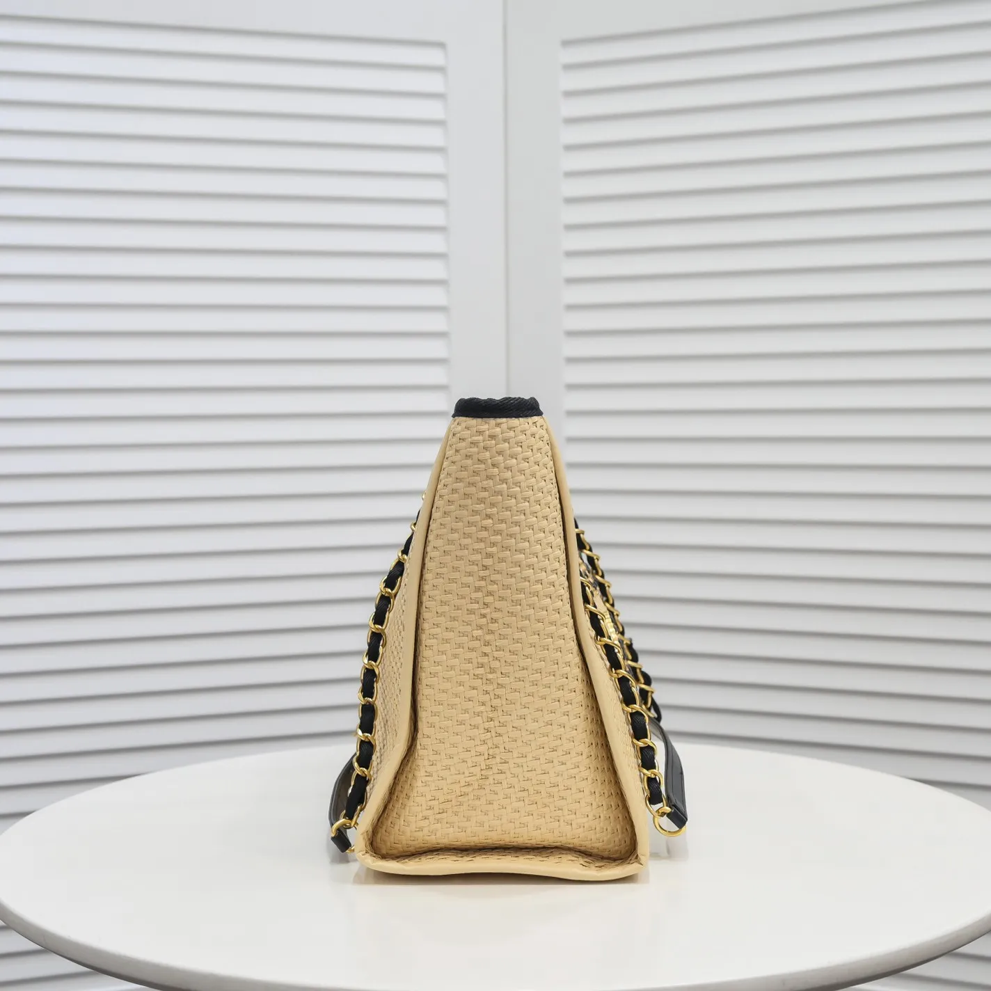 💰420￥Chanel｜21 new straw beach bag🏖️ Straw shopping bag! 2021Ss spring and summer straw beach bag, integrated with fur, continues the 19th year element logo beach shopping bag, it is simply a great combination of the century, showing that the classic elements of Xiaoxiang style are not outdated! ! Straw woven shopping bag 🏖️The only thought I have when I see it is that I can’t wait to take it to the beach for vacation⛱️ The style can be either salty or sweet, easy to find, not too beautiful, full of summer flavor, perfect score for fashion‼ ️ Size: 33*28*18cm Style number: 67001 letters