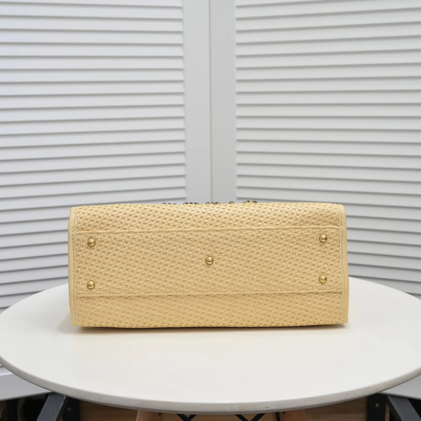 💰420￥Chanel｜21 new straw beach bag🏖️ Straw shopping bag! 2021Ss spring and summer straw beach bag, integrated with fur, continues the 19th year element logo beach shopping bag, it is simply a great combination of the century, showing that the classic elements of Xiaoxiang style are not outdated! ! Straw woven shopping bag 🏖️The only thought I have when I see it is that I can’t wait to take it to the beach for vacation⛱️ The style can be either salty or sweet, easy to find, not too beautiful, full of summer flavor, perfect score for fashion‼ ️ Size: 33*28*18cm Style number: 67001 letters