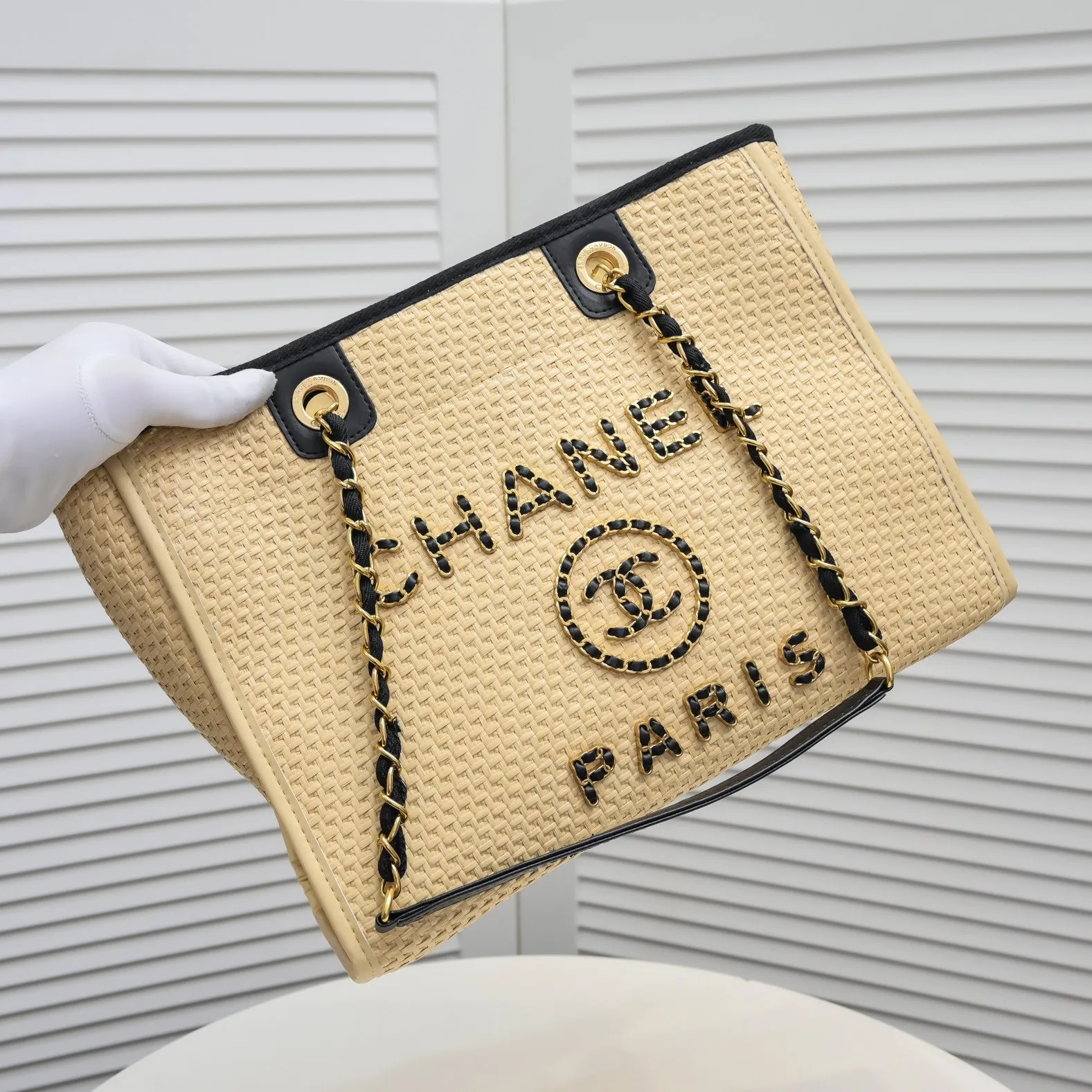💰420￥Chanel｜21 new straw beach bag🏖️ Straw shopping bag! 2021Ss spring and summer straw beach bag, integrated with fur, continues the 19th year element logo beach shopping bag, it is simply a great combination of the century, showing that the classic elements of Xiaoxiang style are not outdated! ! Straw woven shopping bag 🏖️The only thought I have when I see it is that I can’t wait to take it to the beach for vacation⛱️ The style can be either salty or sweet, easy to find, not too beautiful, full of summer flavor, perfect score for fashion‼ ️ Size: 33*28*18cm Style number: 67001 letters