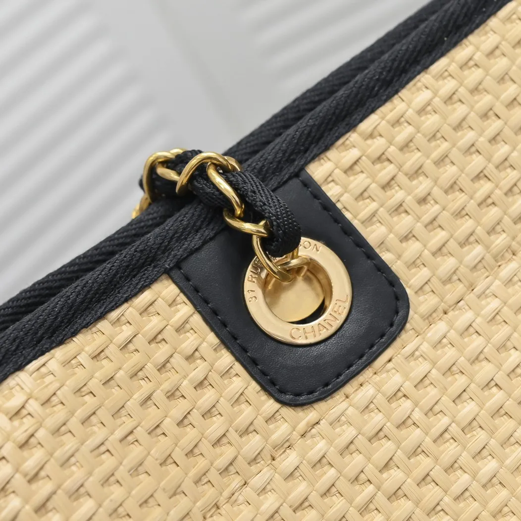 💰420￥Chanel｜21 new straw beach bag🏖️ Straw shopping bag! 2021Ss spring and summer straw beach bag, integrated with fur, continues the 19th year element logo beach shopping bag, it is simply a great combination of the century, showing that the classic elements of Xiaoxiang style are not outdated! ! Straw woven shopping bag 🏖️The only thought I have when I see it is that I can’t wait to take it to the beach for vacation⛱️ The style can be either salty or sweet, easy to find, not too beautiful, full of summer flavor, perfect score for fashion‼ ️ Size: 33*28*18cm Style number: 67001 letters