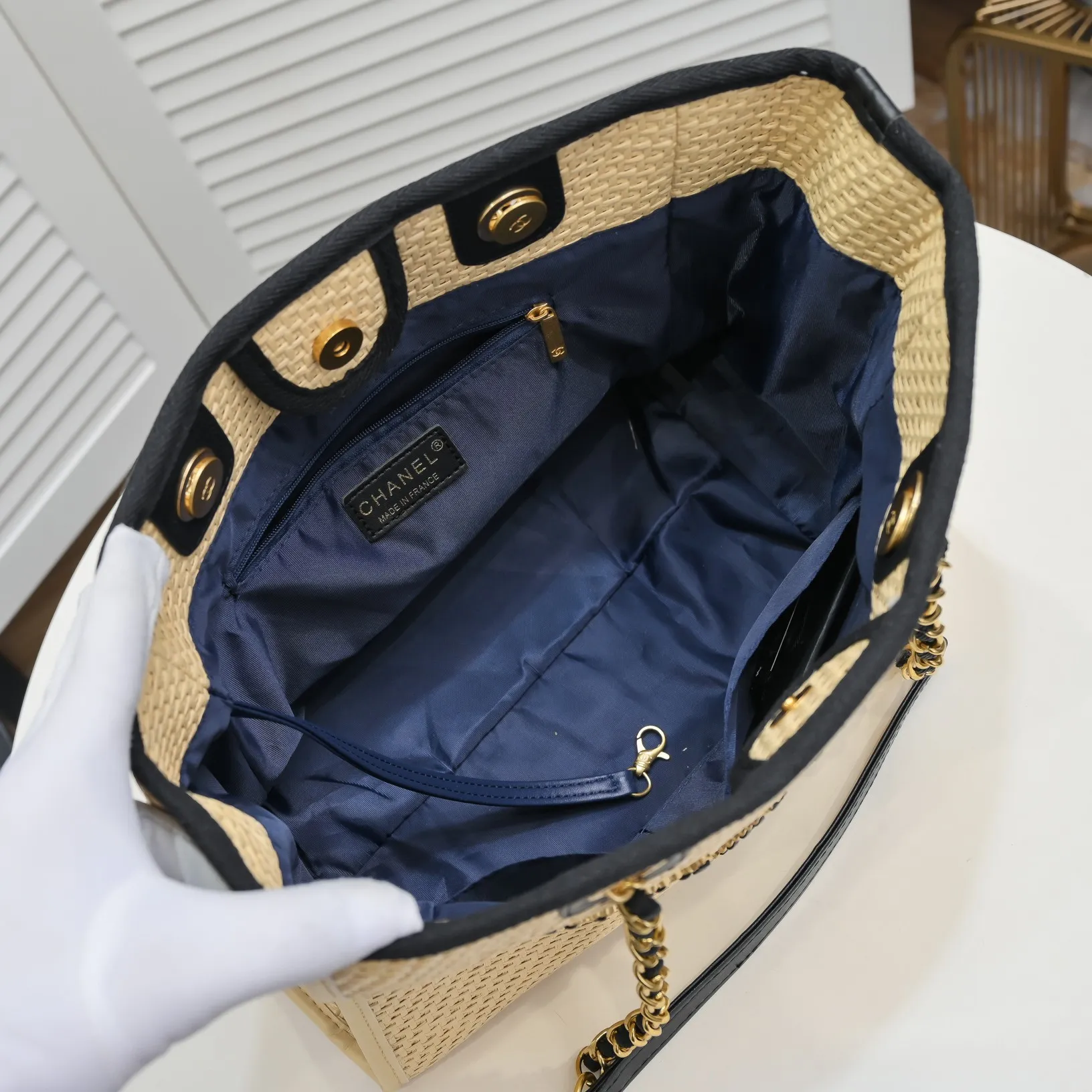 💰420￥Chanel｜21 new straw beach bag🏖️ Straw shopping bag! 2021Ss spring and summer straw beach bag, integrated with fur, continues the 19th year element logo beach shopping bag, it is simply a great combination of the century, showing that the classic elements of Xiaoxiang style are not outdated! ! Straw woven shopping bag 🏖️The only thought I have when I see it is that I can’t wait to take it to the beach for vacation⛱️ The style can be either salty or sweet, easy to find, not too beautiful, full of summer flavor, perfect score for fashion‼ ️ Size: 33*28*18cm Style number: 67001 letters
