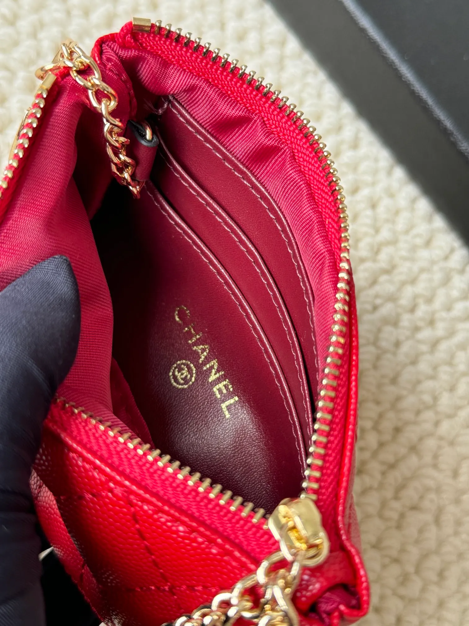 💰130 chanel cowhide caviar pendant coin purse💦 Style number: A50168 Classic small carry-on bag, one of the most practical bags in the era of mobile payment, cards, change, keys and lipstick in one package, cute, practical and connotative, nice card holder, key bag, coin purse, lipstick bag Reference size: 9.5×15×0.5cm