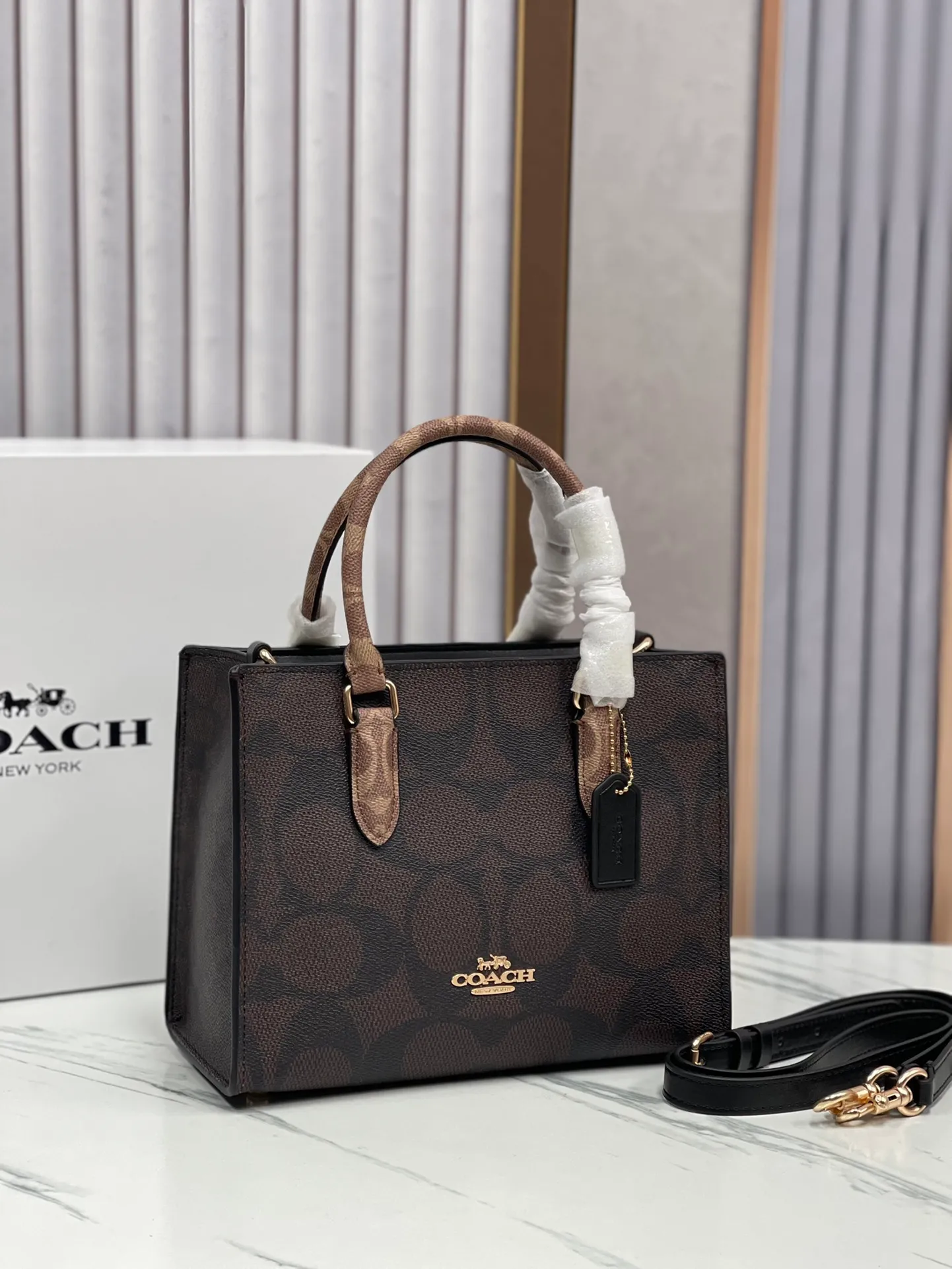 P440¥🔥coach Maggie tote Coach's new CY677 CY676 tote bag - all sizes are available with logo and presbyopia - also available in classic solid colors, perfect for autumn and winter matching. Small size: 24.5✖️12✖️9 The small size is more suitable for sisters who like to carry it hand-held.