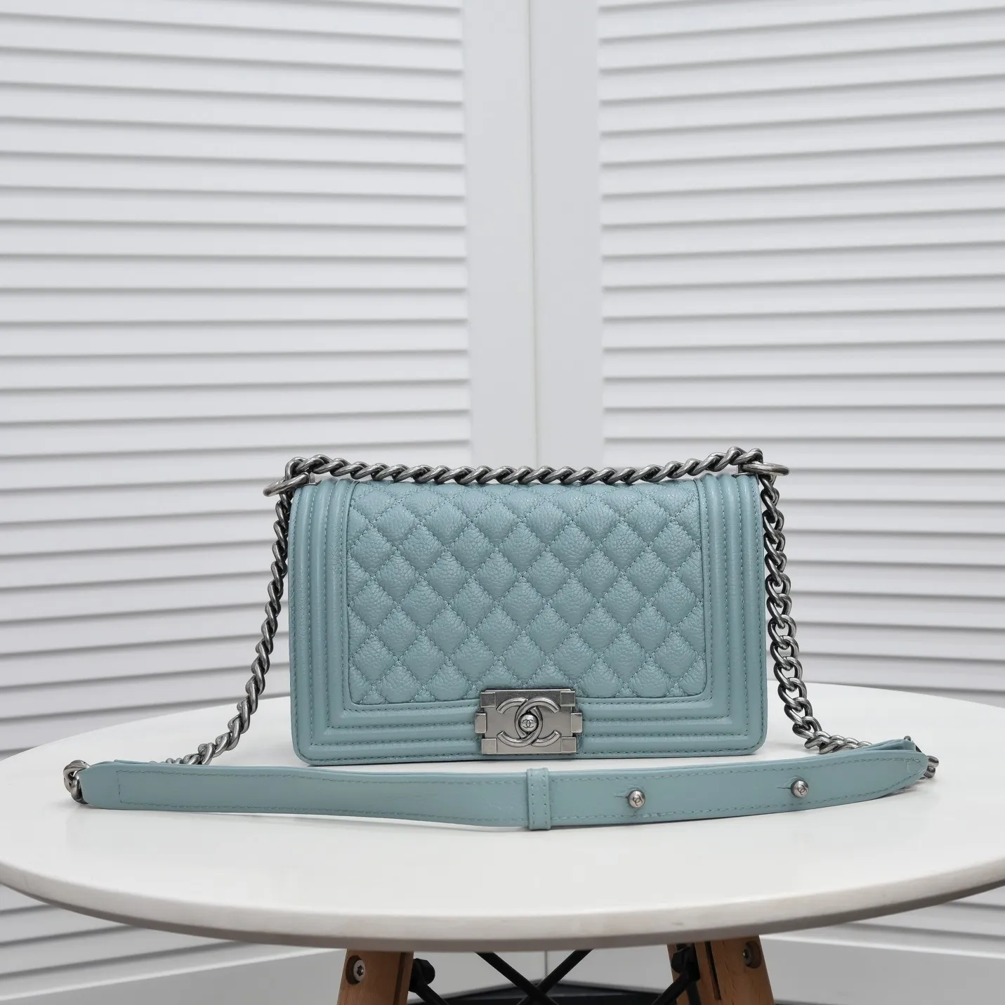 💰460￥ "Full leather inside and out with original hardware" Chanel👑 Using imported first-layer cowhide with lychee pattern [color] [lightning] thickened electroplated hardware accessories🌈The workmanship is comparable to the original order💪The bottom can be pinched and rebounded without trace, absolutely spot-on and real-life, fashionable and durable💪💪High-end quality, no pressure in and out of the drill cabinet💏, size 25*15*8cm Style number: 67086