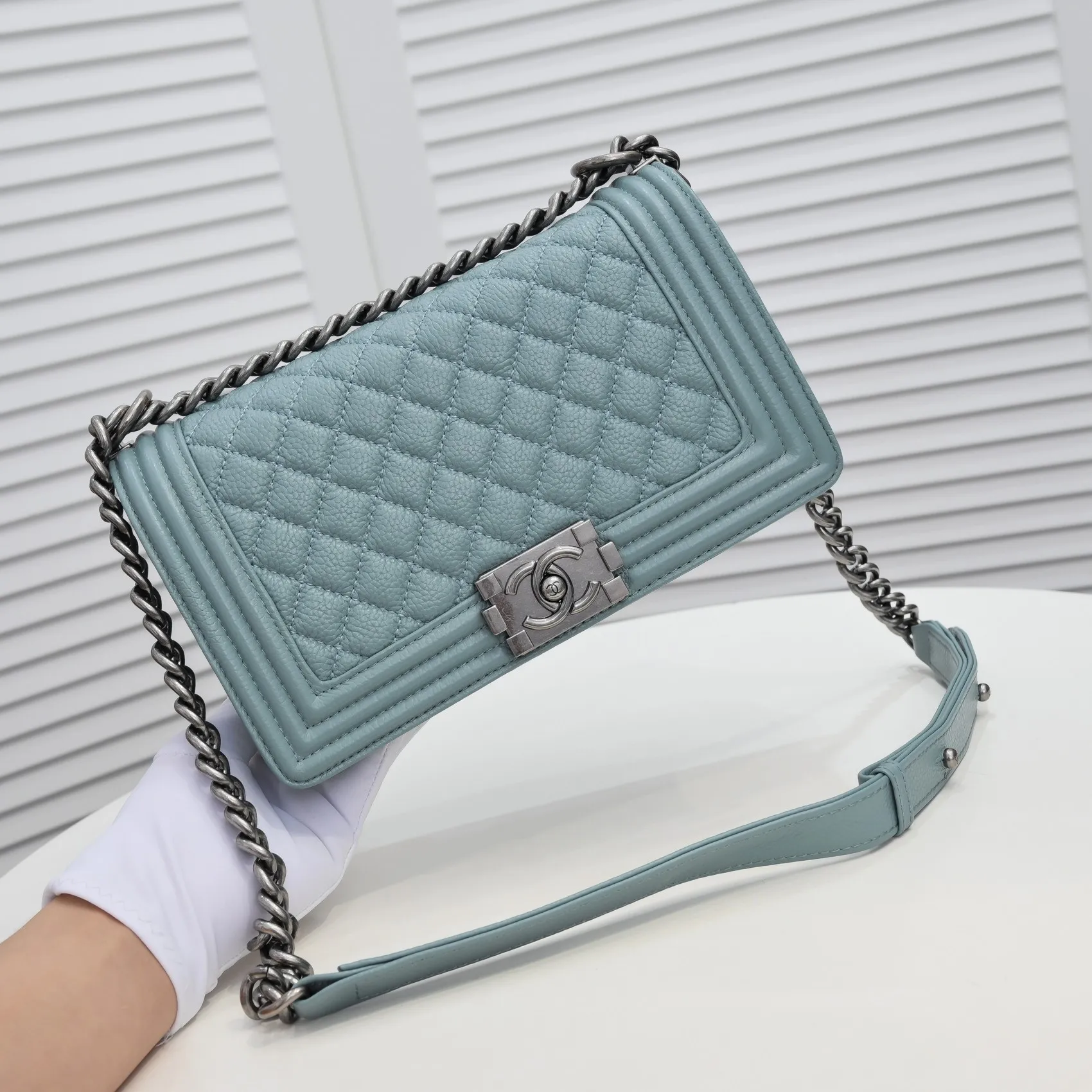 💰460￥ "Full leather inside and out with original hardware" Chanel👑 Using imported first-layer cowhide with lychee pattern [color] [lightning] thickened electroplated hardware accessories🌈The workmanship is comparable to the original order💪The bottom can be pinched and rebounded without trace, absolutely spot-on and real-life, fashionable and durable💪💪High-end quality, no pressure in and out of the drill cabinet💏, size 25*15*8cm Style number: 67086