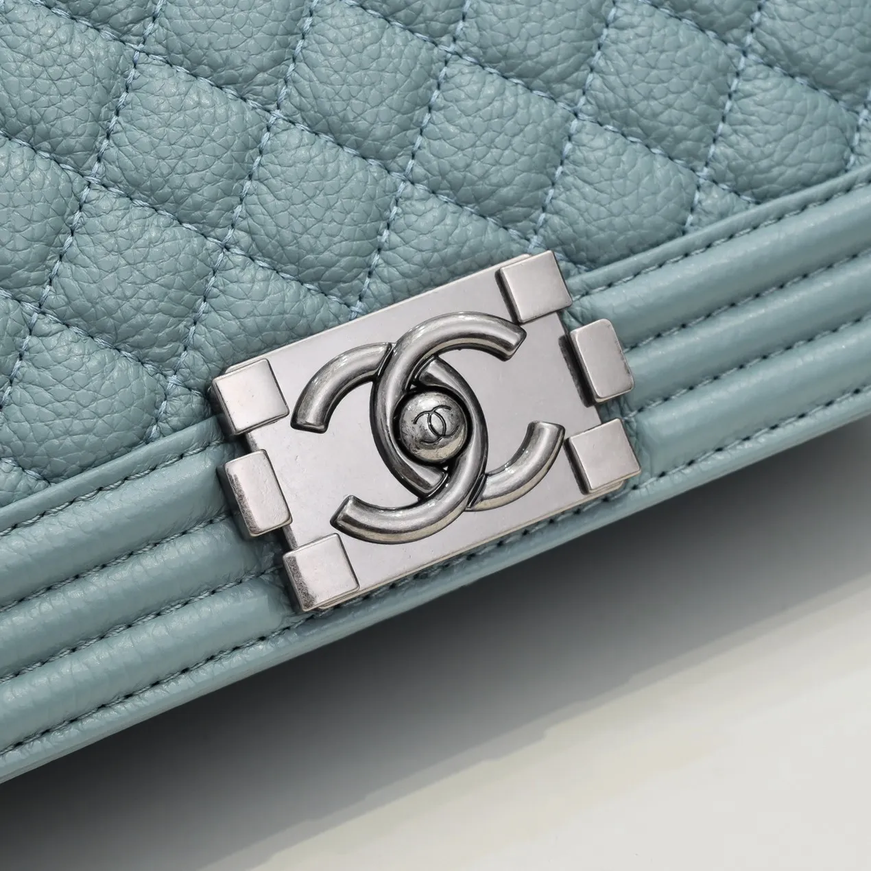 💰460￥ "Full leather inside and out with original hardware" Chanel👑 Using imported first-layer cowhide with lychee pattern [color] [lightning] thickened electroplated hardware accessories🌈The workmanship is comparable to the original order💪The bottom can be pinched and rebounded without trace, absolutely spot-on and real-life, fashionable and durable💪💪High-end quality, no pressure in and out of the drill cabinet💏, size 25*15*8cm Style number: 67086