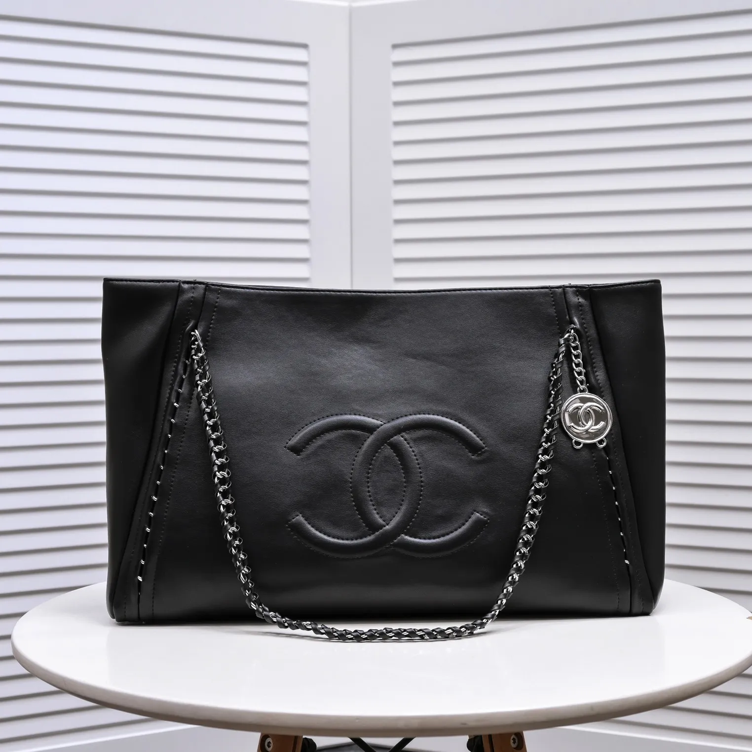 💰480￥Chanel new shopping bag in stock✨✨Chanl A2021 high-end handmade workshop new product tote bag shopping bag 🛍️Simple solid color large logo with woven hardware chain shoulder strap, with silver logo pendant, reflecting the characteristics of the entire bag. It will definitely become a Vintage style in the future! The cowhide leather is super soft, simple, low-key but luxurious, super large capacity, portable and shoulder-carryable! It can hold everything you need for daily outings. This is a perfect bag for holidays! I have to love it💅Model number: 9068 size 42x29cm