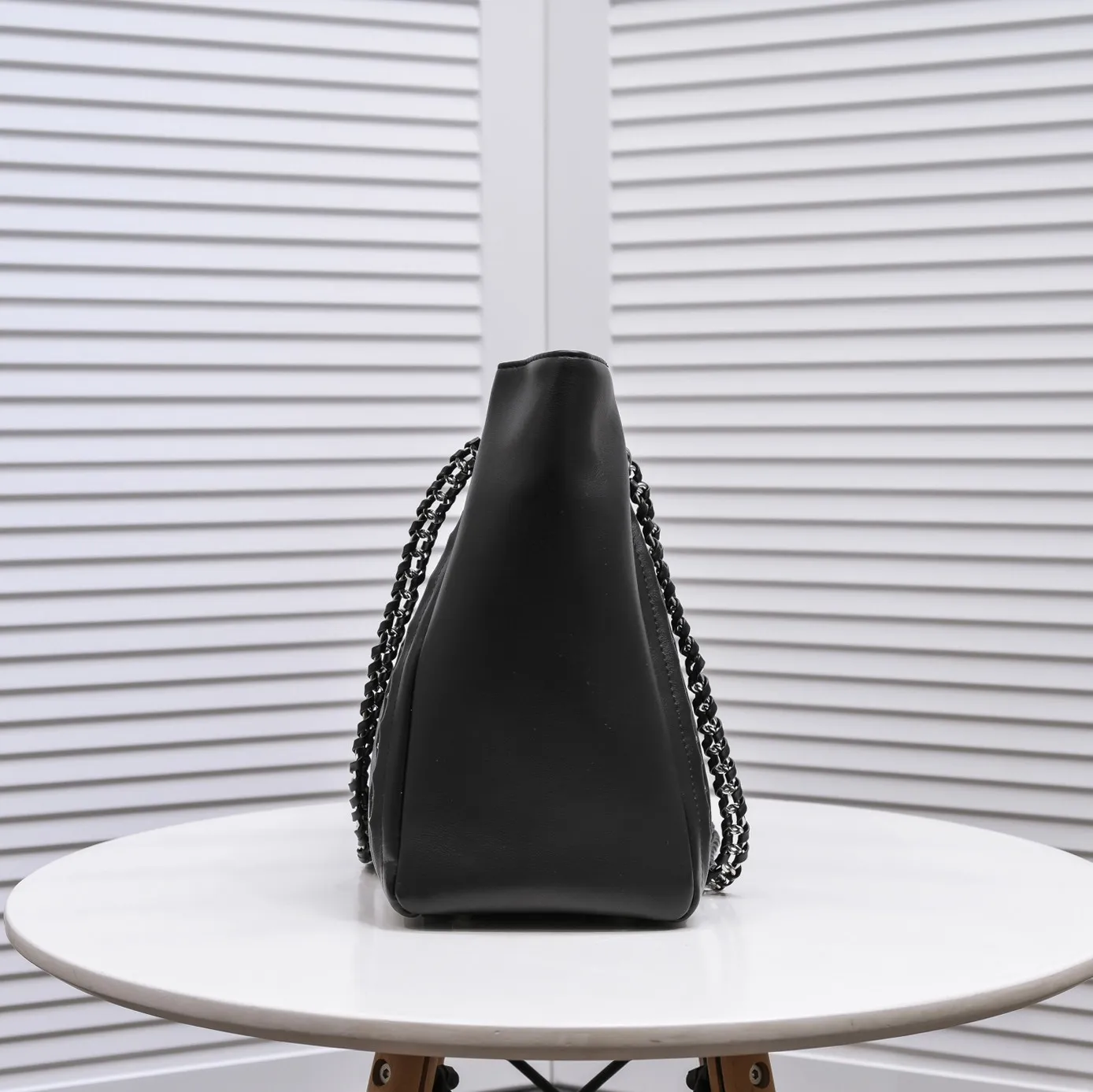 💰480￥Chanel new shopping bag in stock✨✨Chanl A2021 high-end handmade workshop new product tote bag shopping bag 🛍️Simple solid color large logo with woven hardware chain shoulder strap, with silver logo pendant, reflecting the characteristics of the entire bag. It will definitely become a Vintage style in the future! The cowhide leather is super soft, simple, low-key but luxurious, super large capacity, portable and shoulder-carryable! It can hold everything you need for daily outings. This is a perfect bag for holidays! I have to love it💅Model number: 9068 size 42x29cm