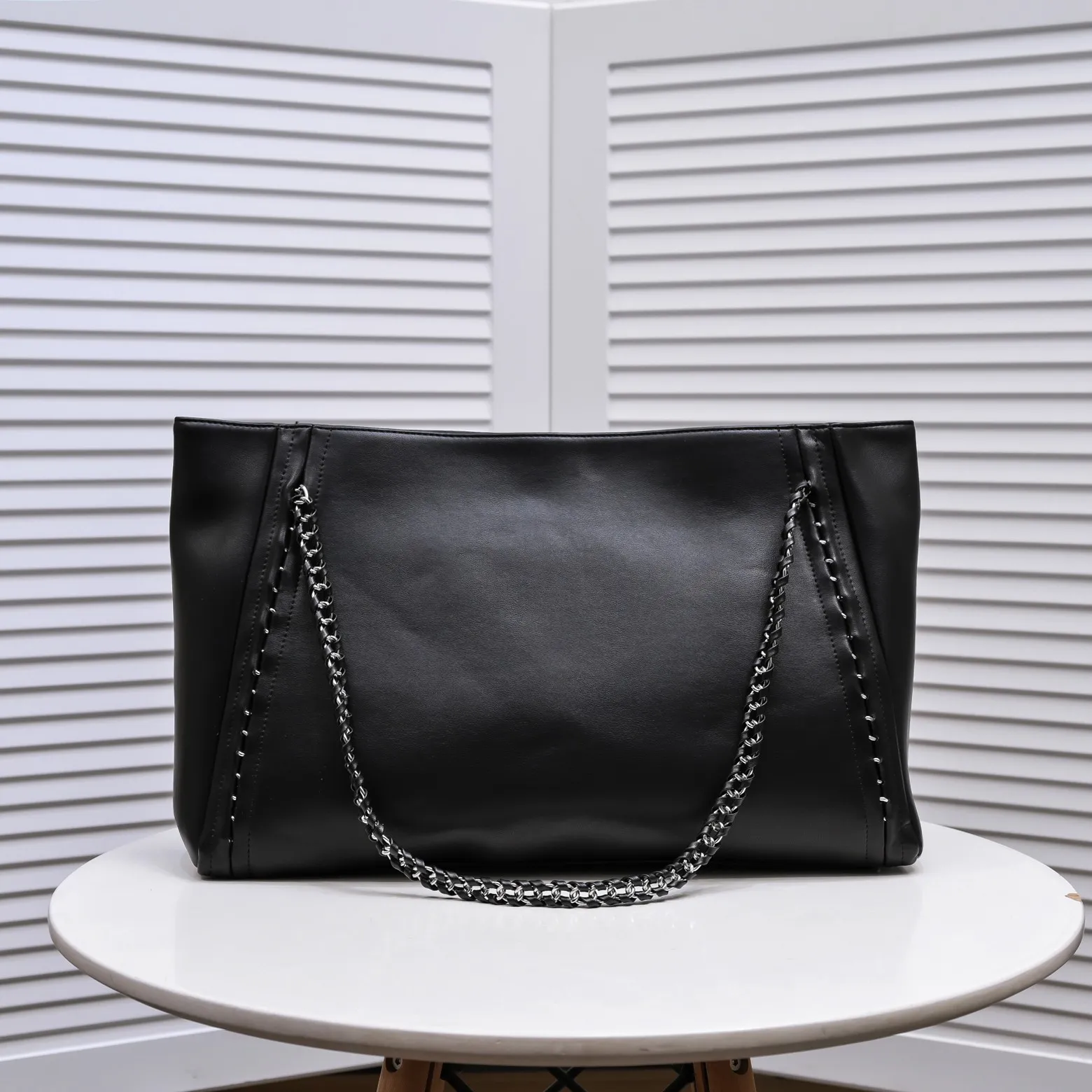 💰480￥Chanel new shopping bag in stock✨✨Chanl A2021 high-end handmade workshop new product tote bag shopping bag 🛍️Simple solid color large logo with woven hardware chain shoulder strap, with silver logo pendant, reflecting the characteristics of the entire bag. It will definitely become a Vintage style in the future! The cowhide leather is super soft, simple, low-key but luxurious, super large capacity, portable and shoulder-carryable! It can hold everything you need for daily outings. This is a perfect bag for holidays! I have to love it💅Model number: 9068 size 42x29cm