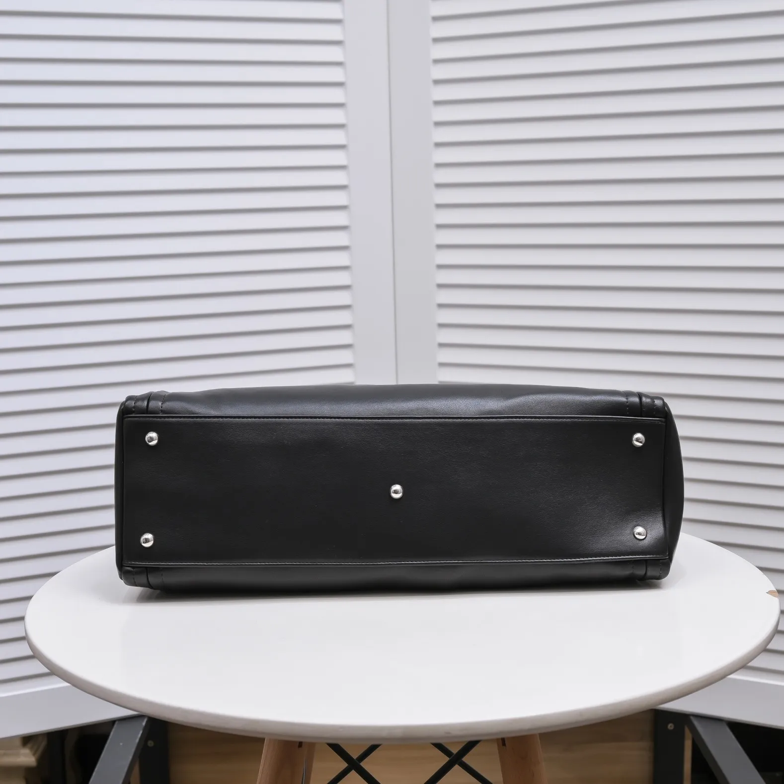 💰480￥Chanel new shopping bag in stock✨✨Chanl A2021 high-end handmade workshop new product tote bag shopping bag 🛍️Simple solid color large logo with woven hardware chain shoulder strap, with silver logo pendant, reflecting the characteristics of the entire bag. It will definitely become a Vintage style in the future! The cowhide leather is super soft, simple, low-key but luxurious, super large capacity, portable and shoulder-carryable! It can hold everything you need for daily outings. This is a perfect bag for holidays! I have to love it💅Model number: 9068 size 42x29cm