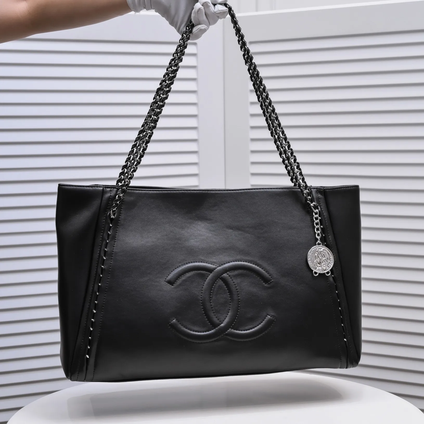 💰480￥Chanel new shopping bag in stock✨✨Chanl A2021 high-end handmade workshop new product tote bag shopping bag 🛍️Simple solid color large logo with woven hardware chain shoulder strap, with silver logo pendant, reflecting the characteristics of the entire bag. It will definitely become a Vintage style in the future! The cowhide leather is super soft, simple, low-key but luxurious, super large capacity, portable and shoulder-carryable! It can hold everything you need for daily outings. This is a perfect bag for holidays! I have to love it💅Model number: 9068 size 42x29cm