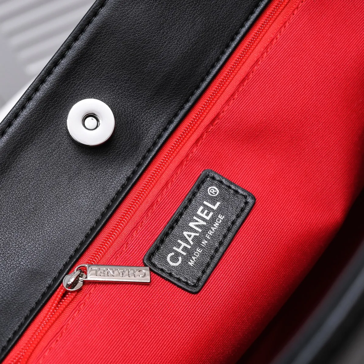 💰480￥Chanel new shopping bag in stock✨✨Chanl A2021 high-end handmade workshop new product tote bag shopping bag 🛍️Simple solid color large logo with woven hardware chain shoulder strap, with silver logo pendant, reflecting the characteristics of the entire bag. It will definitely become a Vintage style in the future! The cowhide leather is super soft, simple, low-key but luxurious, super large capacity, portable and shoulder-carryable! It can hold everything you need for daily outings. This is a perfect bag for holidays! I have to love it💅Model number: 9068 size 42x29cm