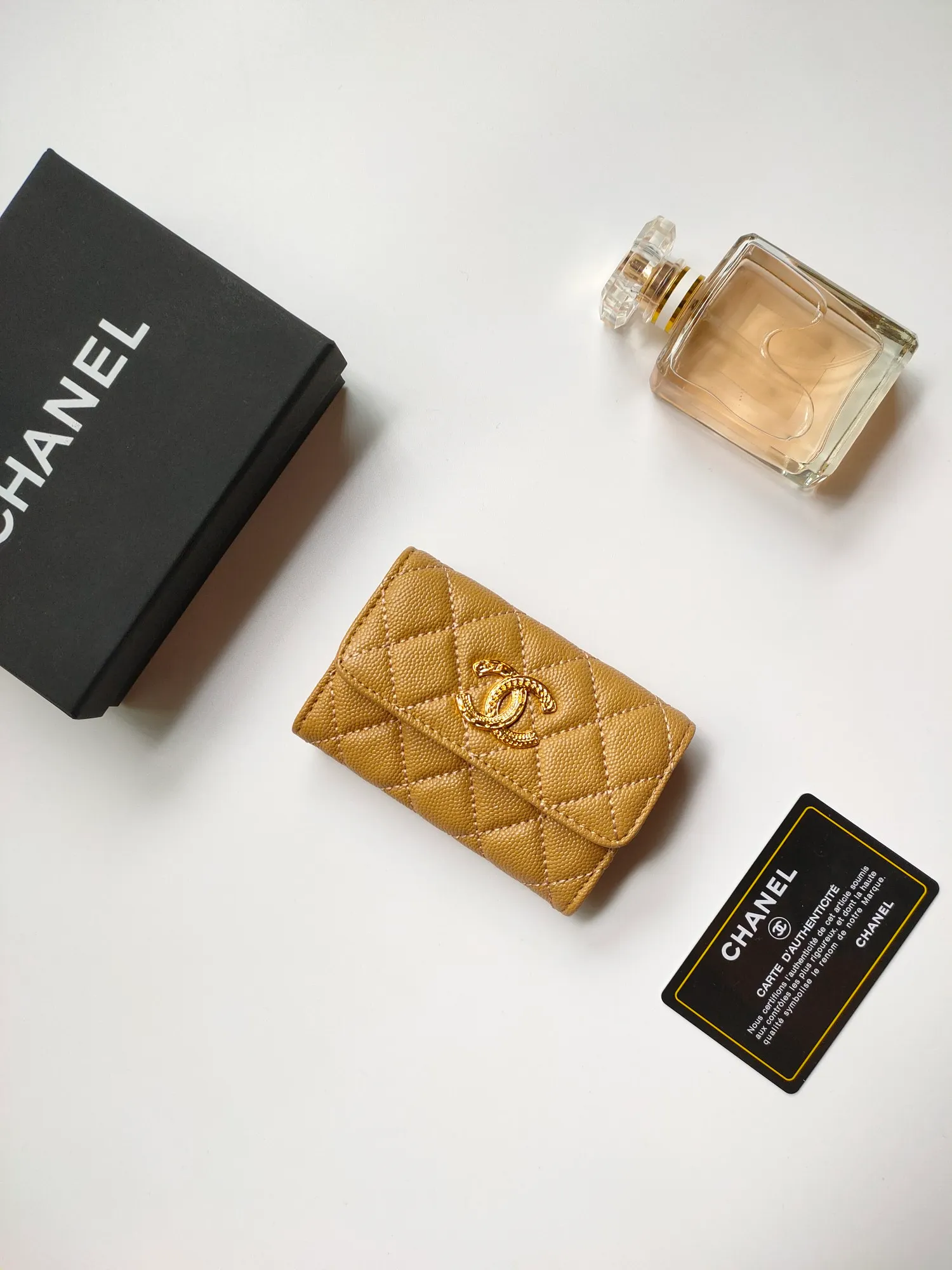 💰140💰 Model AP6118 CHANEL 22k embossed hardware, new double C large lgo with exquisite replica flavor, very beautiful, official website 2023 latest 🆕Card holder Caviar medium ball grain cowhide is scratch-resistant, super glossy, no problem to put about 10 cards, one card can be placed in the cover card slot, and cards + coins can also be placed in the middle It is troublesome to carry a bag that is too big in summer, so it is suitable to put it in a mini bag, which is also convenient to carry in your pocket😍
