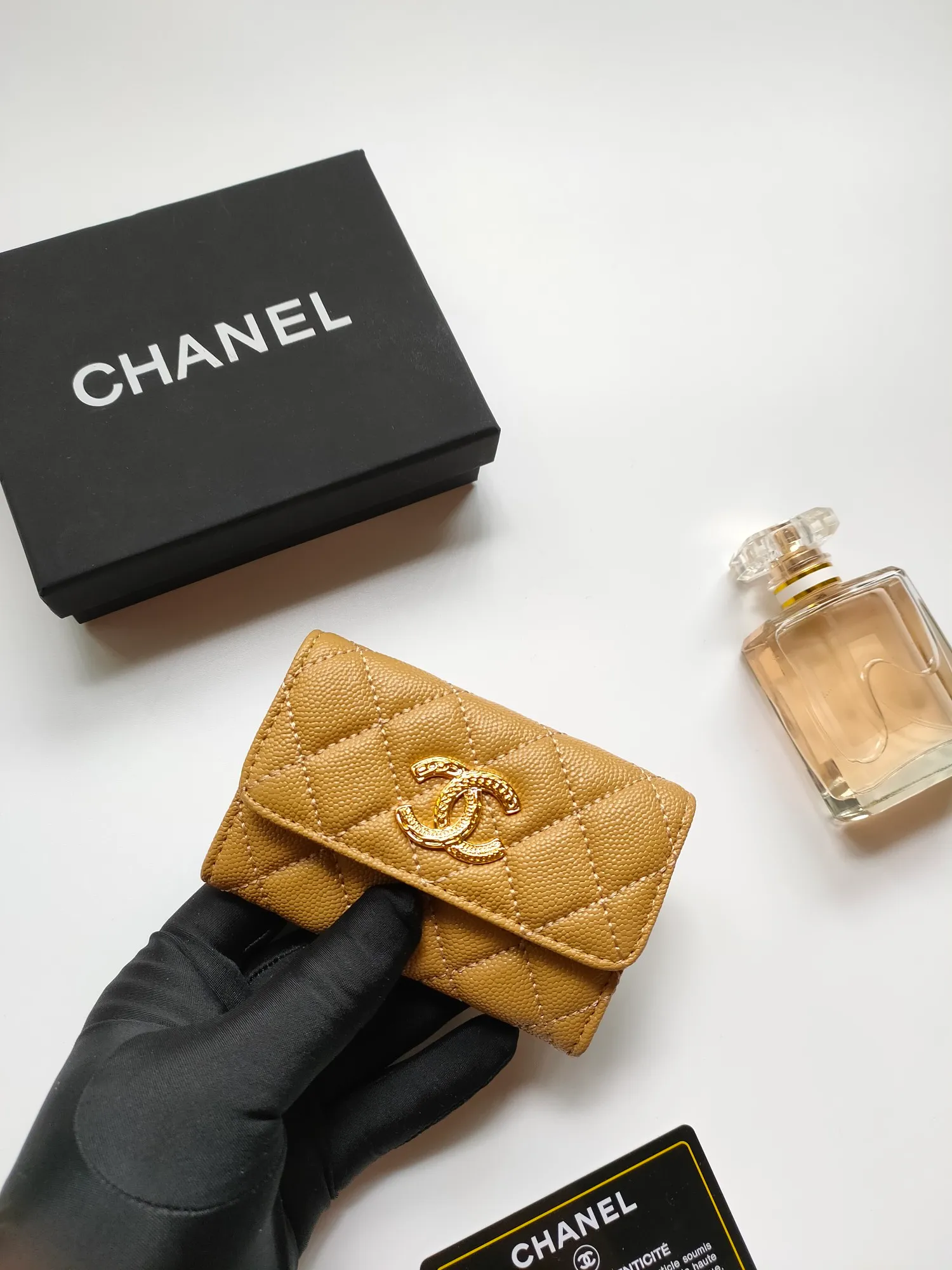 💰140💰 Model AP6118 CHANEL 22k embossed hardware, new double C large lgo with exquisite replica flavor, very beautiful, official website 2023 latest 🆕Card holder Caviar medium ball grain cowhide is scratch-resistant, super glossy, no problem to put about 10 cards, one card can be placed in the cover card slot, and cards + coins can also be placed in the middle It is troublesome to carry a bag that is too big in summer, so it is suitable to put it in a mini bag, which is also convenient to carry in your pocket😍