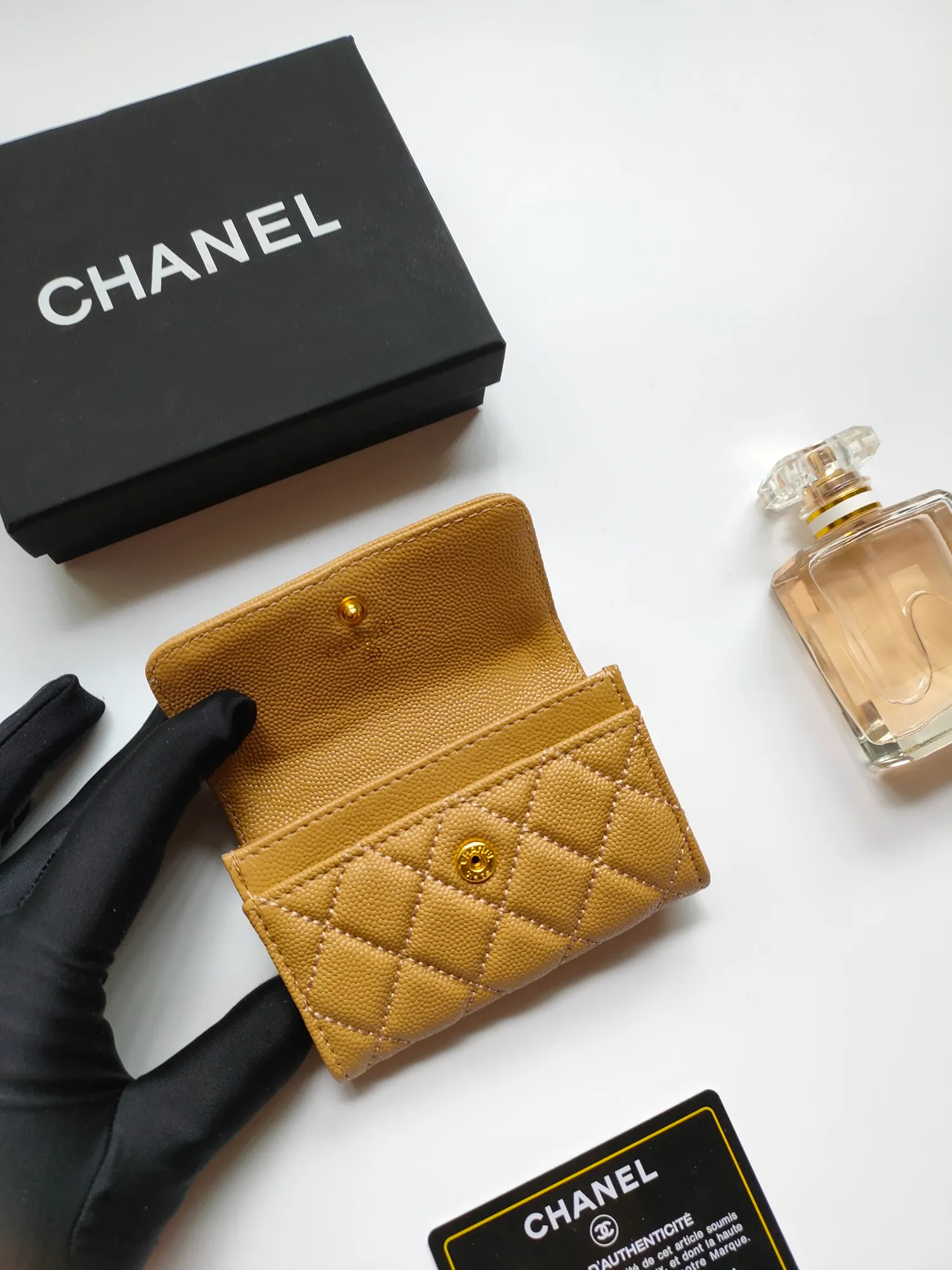 💰140💰 Model AP6118 CHANEL 22k embossed hardware, new double C large lgo with exquisite replica flavor, very beautiful, official website 2023 latest 🆕Card holder Caviar medium ball grain cowhide is scratch-resistant, super glossy, no problem to put about 10 cards, one card can be placed in the cover card slot, and cards + coins can also be placed in the middle It is troublesome to carry a bag that is too big in summer, so it is suitable to put it in a mini bag, which is also convenient to carry in your pocket😍