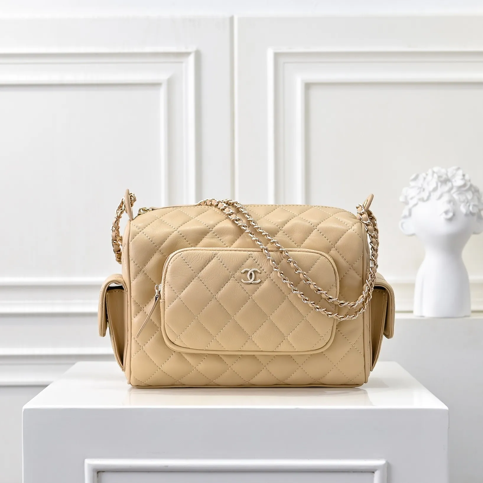 💰540￥👑 I like the new CHANEL 24K bowling camera bag so much, lambskin with gold metal. It feels soft and comfortable. The upper body is high-end; the multi-layer design adds a lot of surprises to travel. It is both casual and fashionable ❤️ It looks so high-end! Size: 25x18cm, style number: 1217