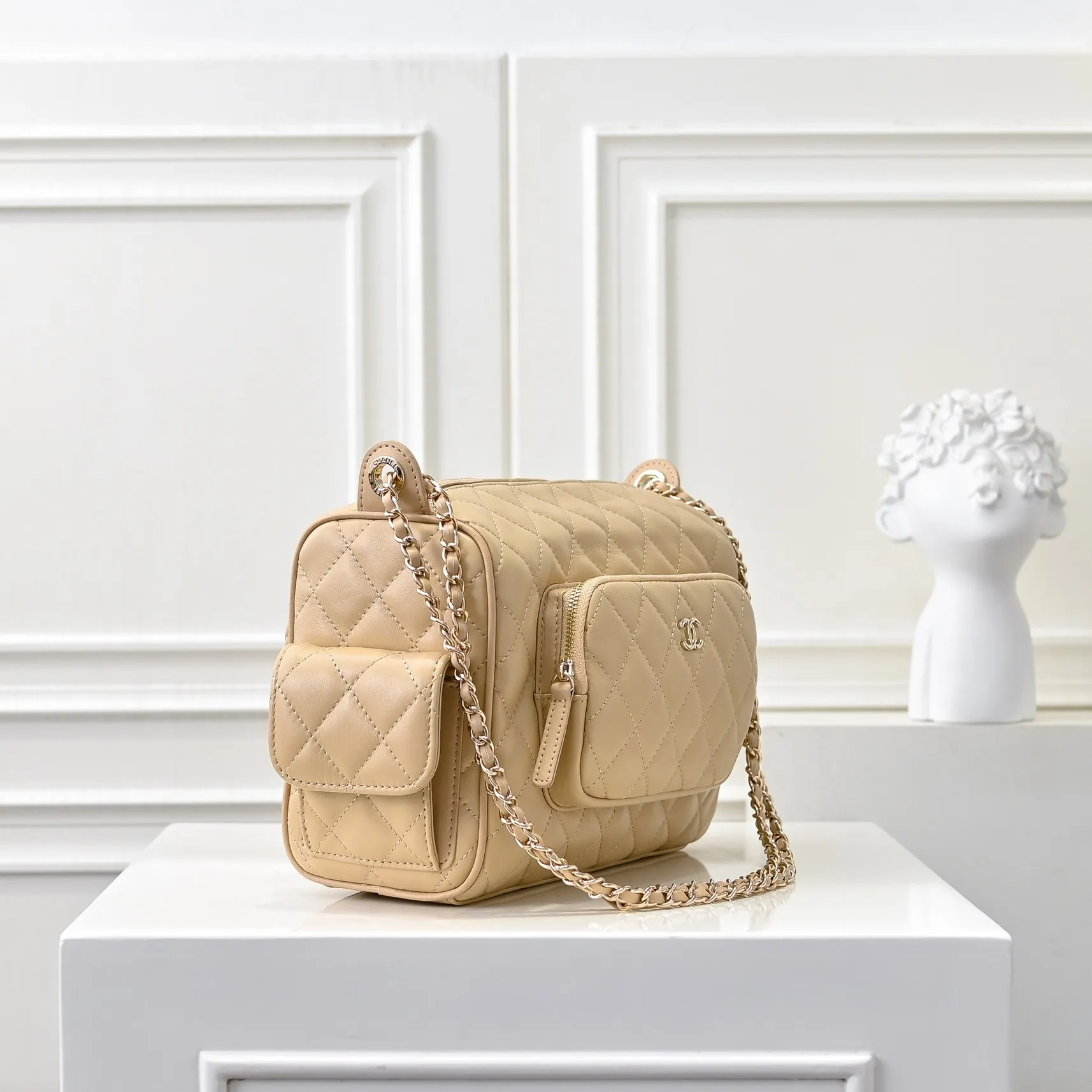 💰540￥👑 I like the new CHANEL 24K bowling camera bag so much, lambskin with gold metal. It feels soft and comfortable. The upper body is high-end; the multi-layer design adds a lot of surprises to travel. It is both casual and fashionable ❤️ It looks so high-end! Size: 25x18cm, style number: 1217