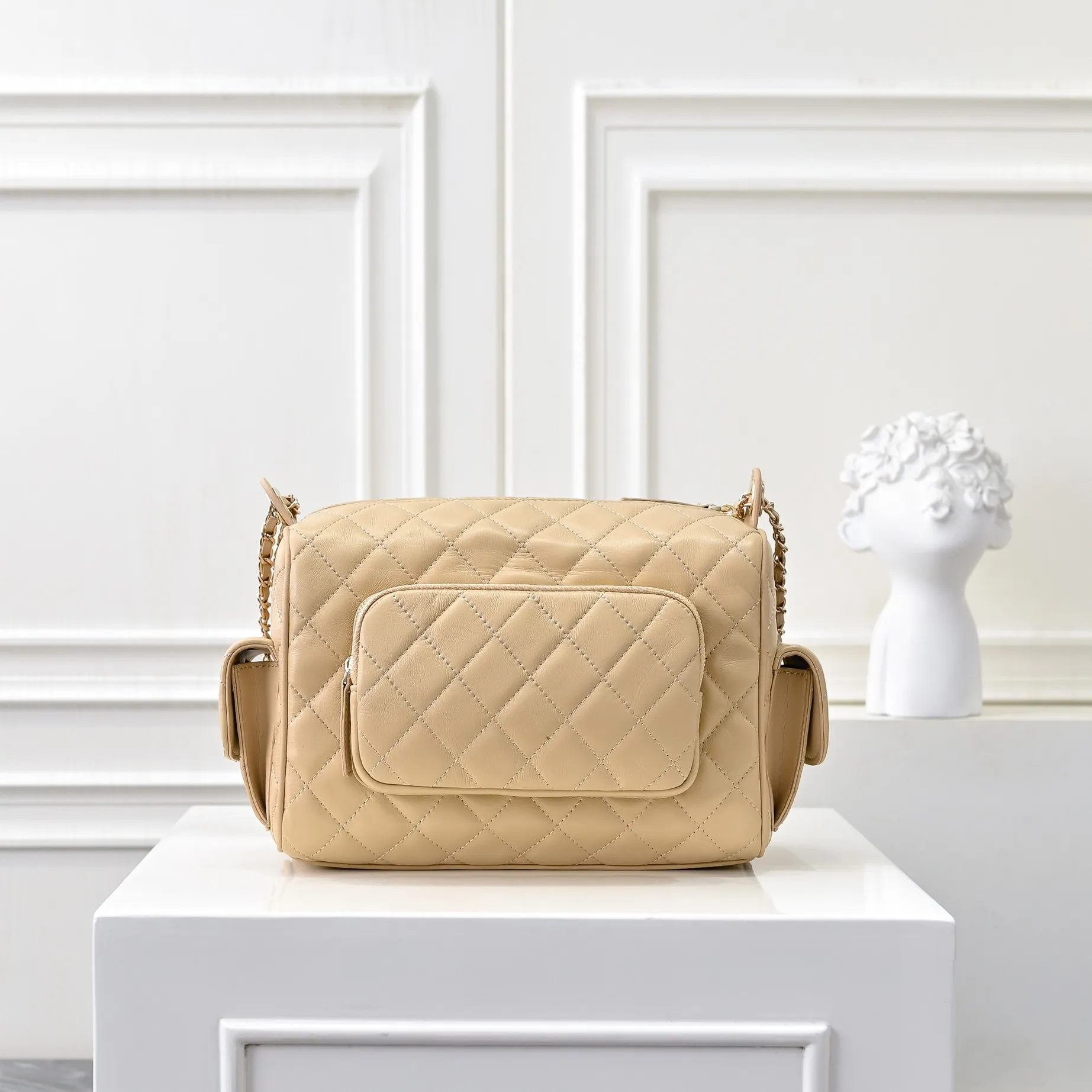 💰540￥👑 I like the new CHANEL 24K bowling camera bag so much, lambskin with gold metal. It feels soft and comfortable. The upper body is high-end; the multi-layer design adds a lot of surprises to travel. It is both casual and fashionable ❤️ It looks so high-end! Size: 25x18cm, style number: 1217