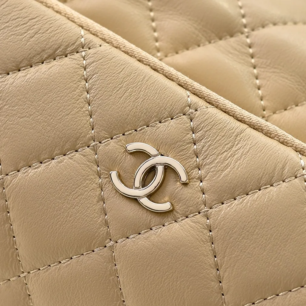 💰540￥👑 I like the new CHANEL 24K bowling camera bag so much, lambskin with gold metal. It feels soft and comfortable. The upper body is high-end; the multi-layer design adds a lot of surprises to travel. It is both casual and fashionable ❤️ It looks so high-end! Size: 25x18cm, style number: 1217