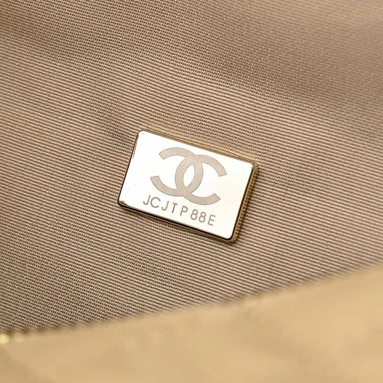 💰540￥👑 I like the new CHANEL 24K bowling camera bag so much, lambskin with gold metal. It feels soft and comfortable. The upper body is high-end; the multi-layer design adds a lot of surprises to travel. It is both casual and fashionable ❤️ It looks so high-end! Size: 25x18cm, style number: 1217