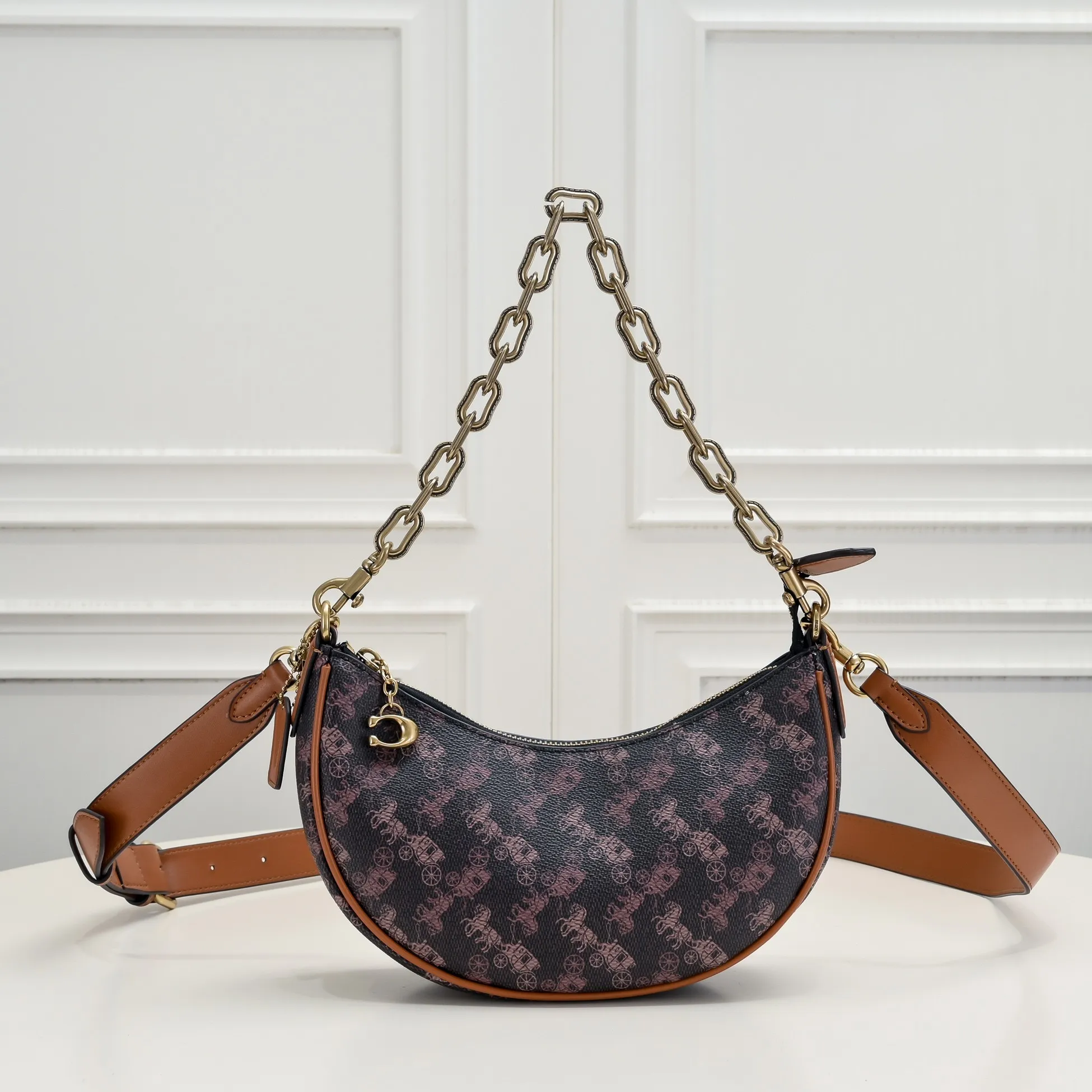 CM584 Kou's new mira crescent bag has a proper temperament on the upper body. It uses a retro brushed brass chain ~ full of texture. The two shoulder straps can be worn cross-body under the arm. You can switch between the two styles at will. Size:23.5*16*6.5cm