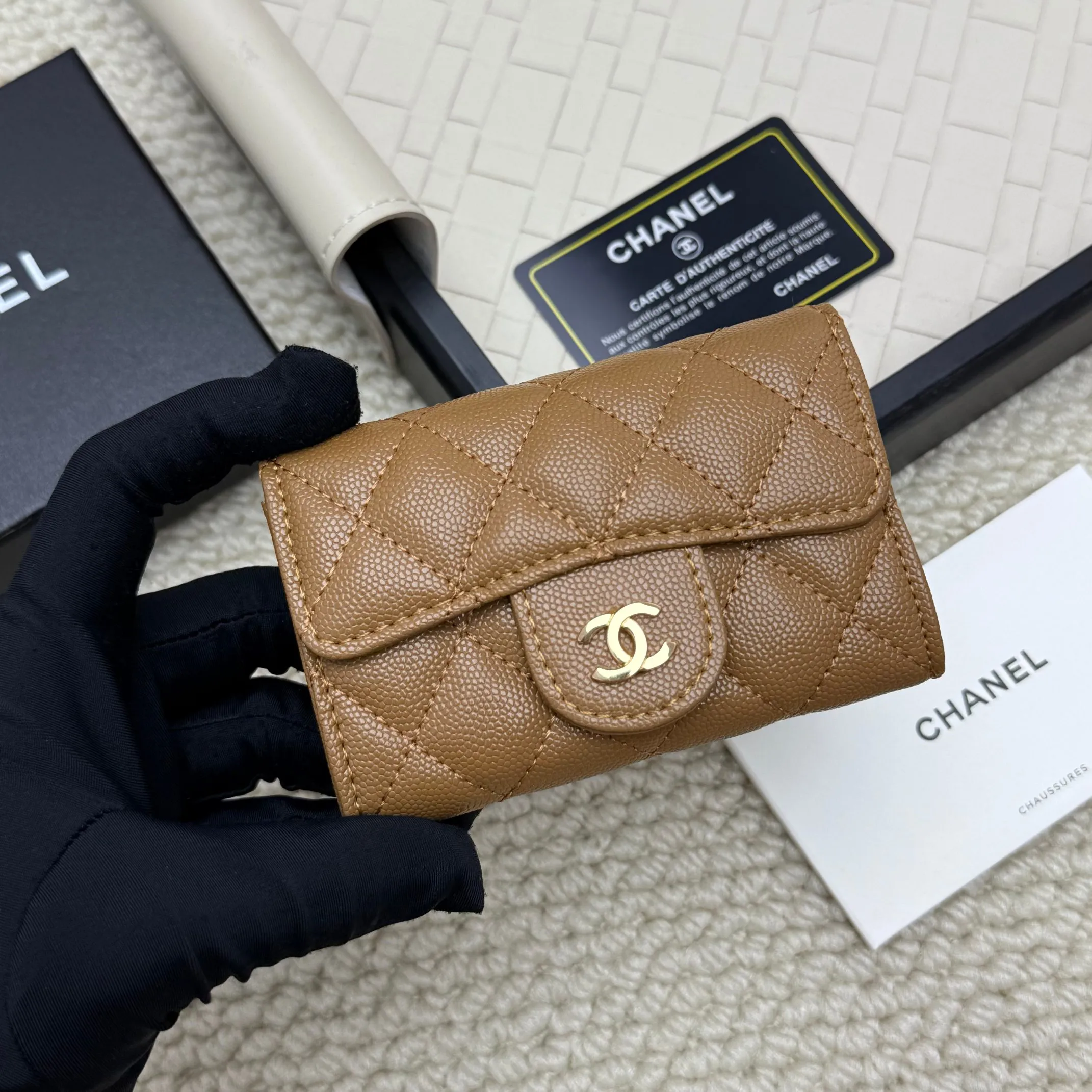 💰130 Chanel’s new product🍃card holder has arrived🍃. This card holder is more practical with an inner zipper😘The details are so beautiful, model number P468, size 11*8.5*3cm.