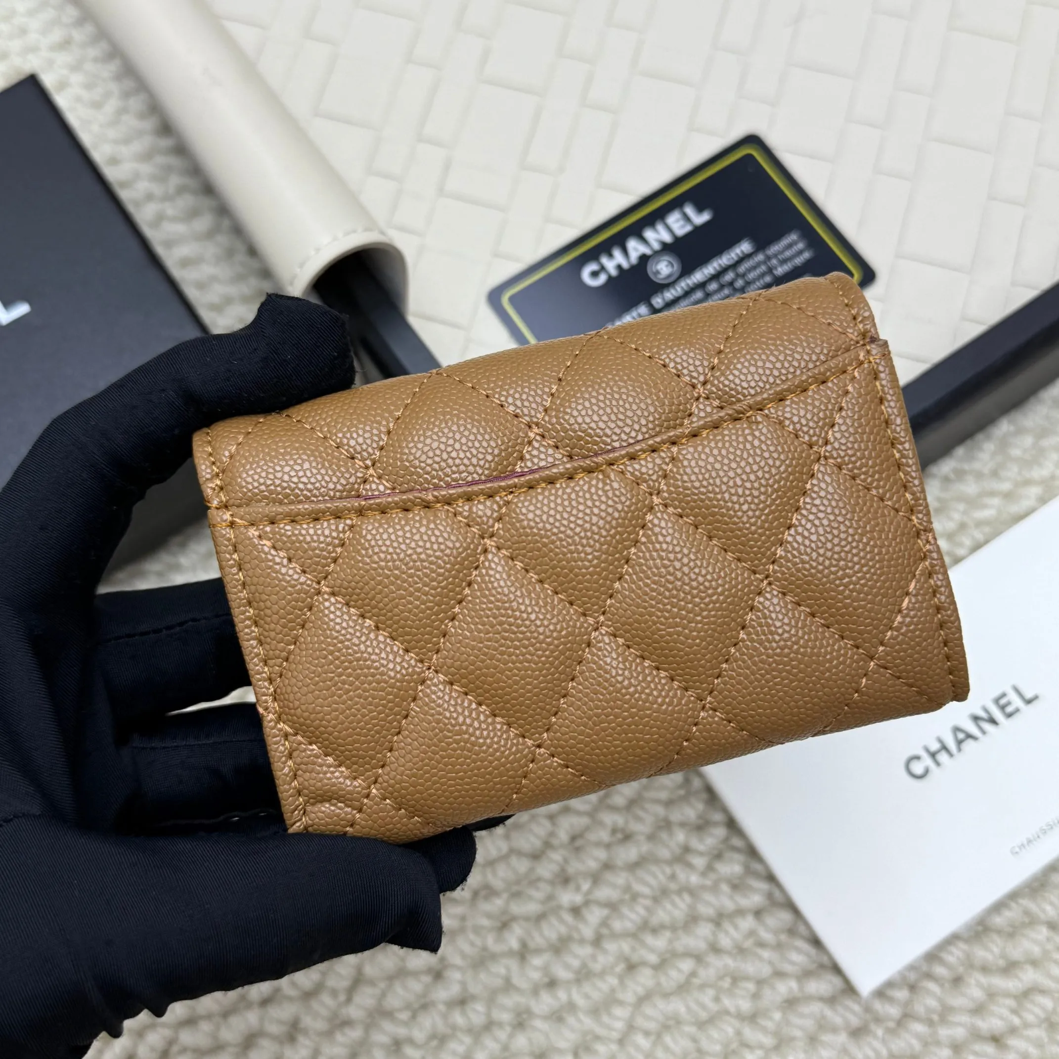 💰130 Chanel’s new product🍃card holder has arrived🍃. This card holder is more practical with an inner zipper😘The details are so beautiful, model number P468, size 11*8.5*3cm.