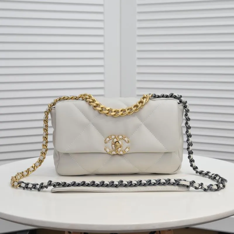 💰370￥ Chanel’s latest hot model in off-white small size is now available📣📣Synchronized with counters🤭Imported cowhide🐂feels very soft. The upper body effect is super good, it can be carried by hand, on one shoulder or cross-body, showing the elegance and charm of women. Hurry up and get it. Style number: 9010. Size: 26*16*10cm.