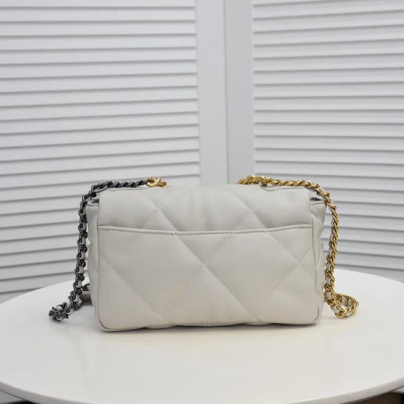 💰370￥ Chanel’s latest hot model in off-white small size is now available📣📣Synchronized with counters🤭Imported cowhide🐂feels very soft. The upper body effect is super good, it can be carried by hand, on one shoulder or cross-body, showing the elegance and charm of women. Hurry up and get it. Style number: 9010. Size: 26*16*10cm.
