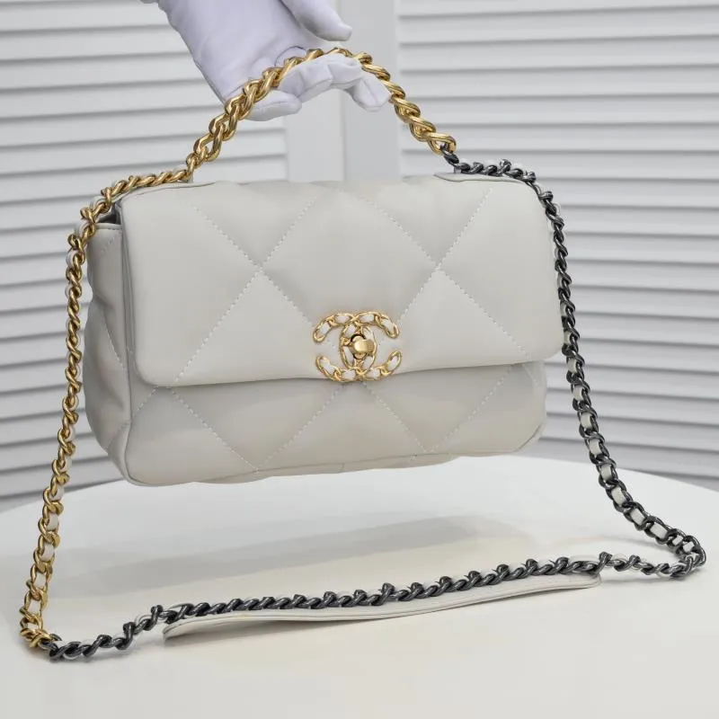 💰370￥ Chanel’s latest hot model in off-white small size is now available📣📣Synchronized with counters🤭Imported cowhide🐂feels very soft. The upper body effect is super good, it can be carried by hand, on one shoulder or cross-body, showing the elegance and charm of women. Hurry up and get it. Style number: 9010. Size: 26*16*10cm.