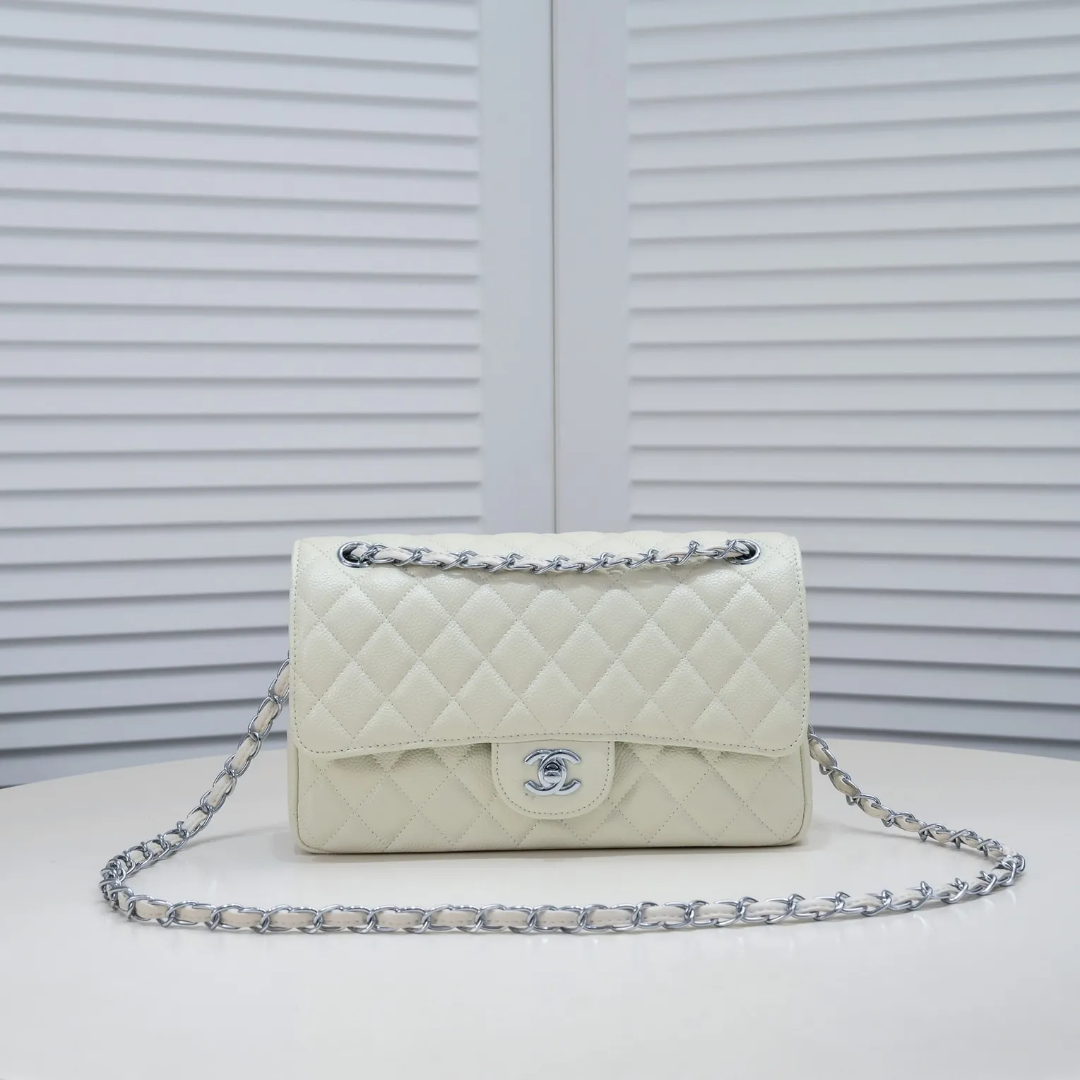 💰400￥ Off-white Chanel,...Palace-level poison👏...Original overseas factory CF2.55...😱 Absolutely the top-notch caviar ball grain cowhide you have never seen...✨Real K gold➰Gold buckle✨👑 The line spacing is perfectly consistent. The side of the bag is perfectly streamlined👏..It must have such a texture to be perfect💋 Follow the 9-pin diamond pattern. The flip cover is smooth and seamless ☑️ Strong visual three-dimensional effect 🔱 The diamond pattern is full and delicate 💑 It is super smooth, soft and comfortable to use 👒 CF is a must-have for girls. Size: 25.5*16*6.5cm. Style number: 1112 ball pattern